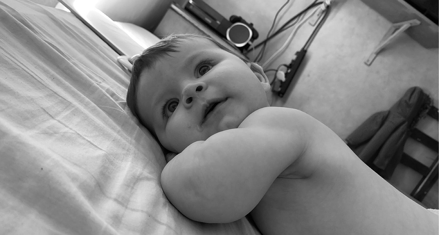 Ambre a rejoint le concours — aidez-le/la à gagner de superbes lots ! baby, cheek, chest, comfort, elbow, eye, eyebrow, eyelash, finger, flash_photography, gesture, hairstyle, happy, iris, lip, monochrome_photography, mouth, nose, person, smile