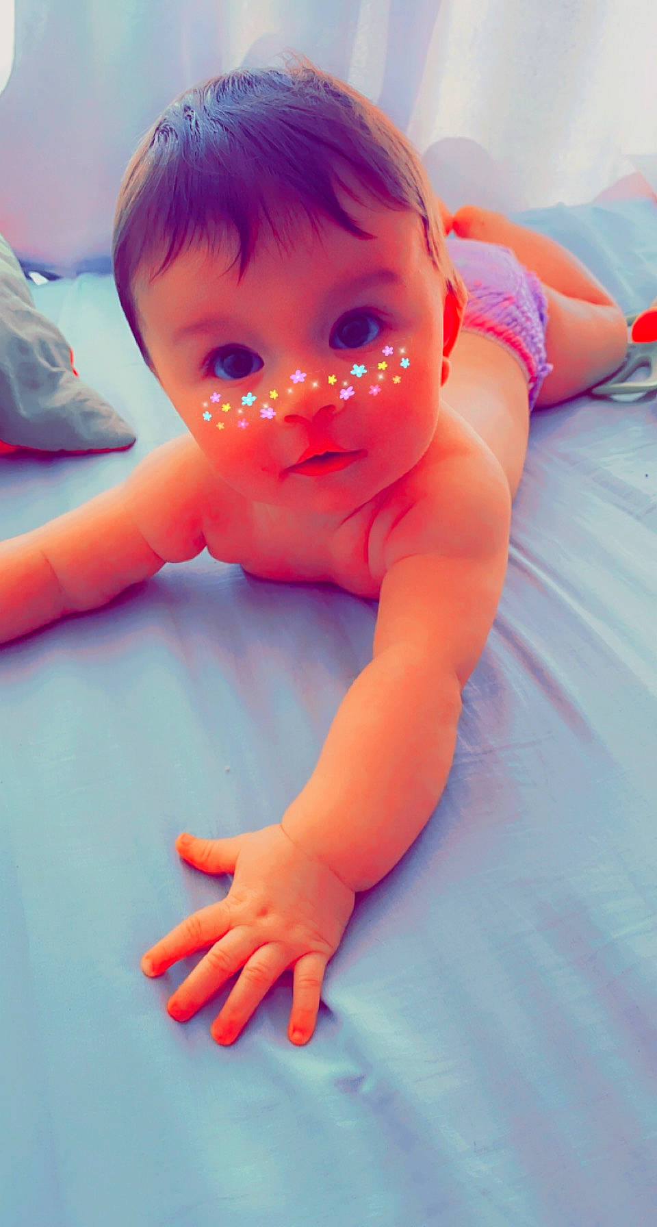 Ambre participe au concours pour gagner de l'argent avec cette photo : baby, baby_toddler_clothing, chest, electric_blue, finger, flooring, foot, gesture, happy, human_body, leg, leisure, mouth, nail, nose, people_in_nature, person, skin, thumb, toddler