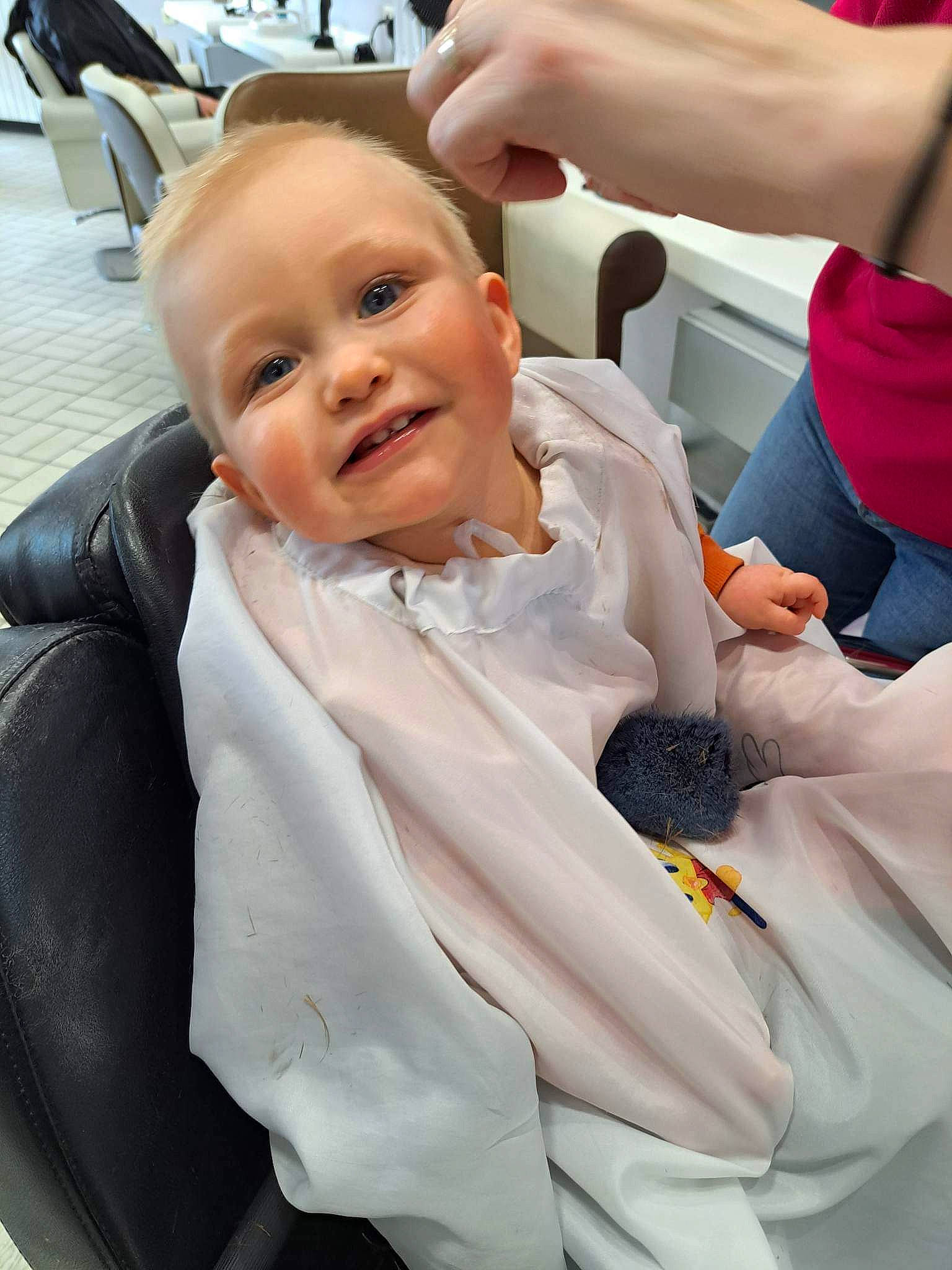 Zlatan a rejoint le concours — aidez-le/la à gagner de superbes lots ! baby, baby_products, baby_toddler_clothing, car_seat, chair, child, comfort, event, finger, formal_wear, fun, gesture, happy, joy, person, product, sitting, skin, smile, thumb