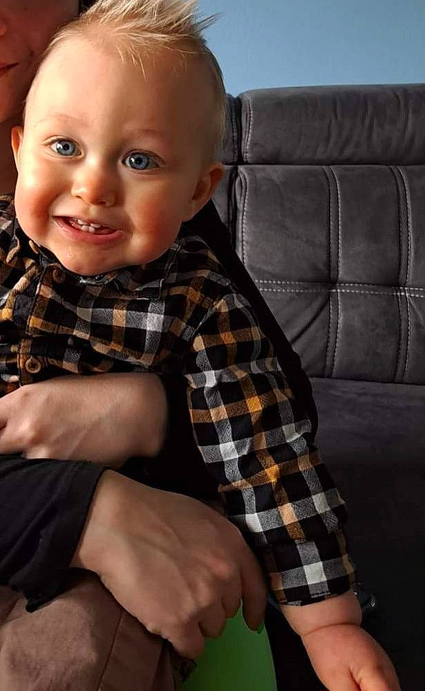 Zlatan participe au concours pour gagner de l'argent avec cette photo : blond, child, collar, comfort, couch, doll, dress_shirt, flash_photography, human_leg, joy, knee, leg, pattern, person, plaid, sleeve, smile, tartan, thigh, toddler