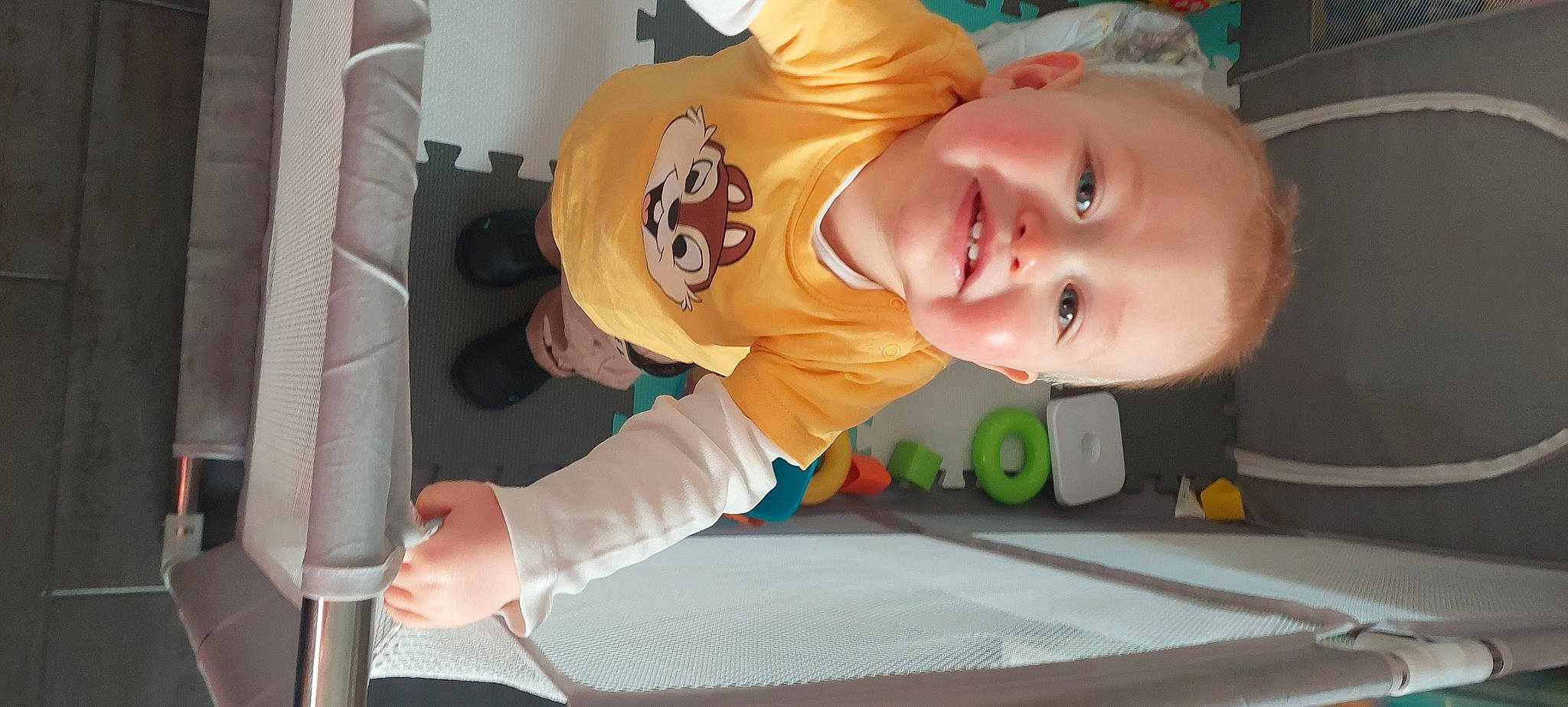 Zlatan a rejoint le concours — aidez-le/la à gagner de superbes lots ! baby, baby_products, baby_safety, baby_toddler_clothing, baby_toys, child, comfort, fun, hat, human_body, joy, person, room, smile, t_shirt, toddler, vehicle_door