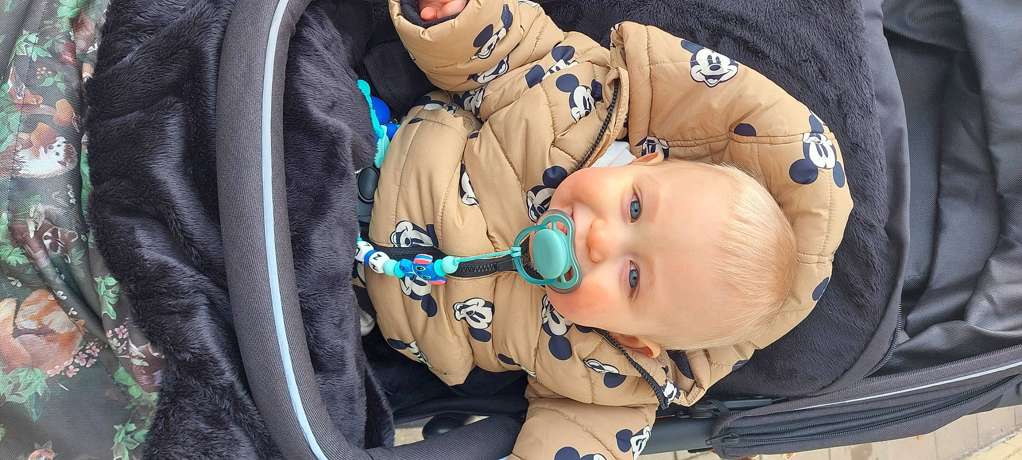 Zlatan a rejoint le concours — aidez-le/la à gagner de superbes lots ! baby, baby_products, baby_toddler_clothing, car_seat, child, comfort, couch, electric_blue, eyewear, fashion_accessory, happy, hat, jewellery, pattern, person, personal_protective_equipment, seat_belt, smile, sunglasses, textile