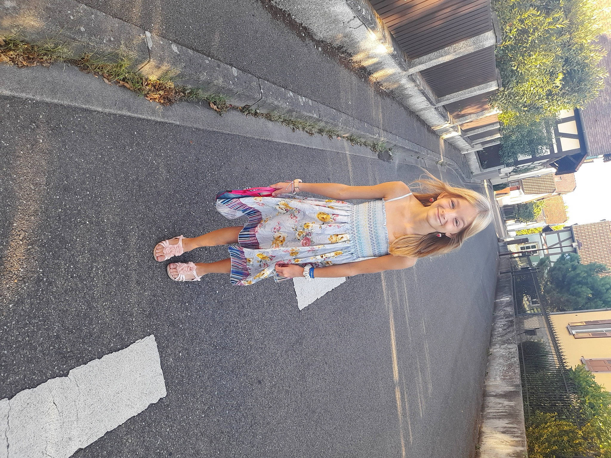Talya a rejoint le concours — aidez-le/la à gagner de superbes lots ! asphalt, city, concrete, curb, facade, fun, joy, leisure, pedestrian, person, plant, road, road_surface, shadow, sidewalk, street, tar, toddler, tree, walking_shoe