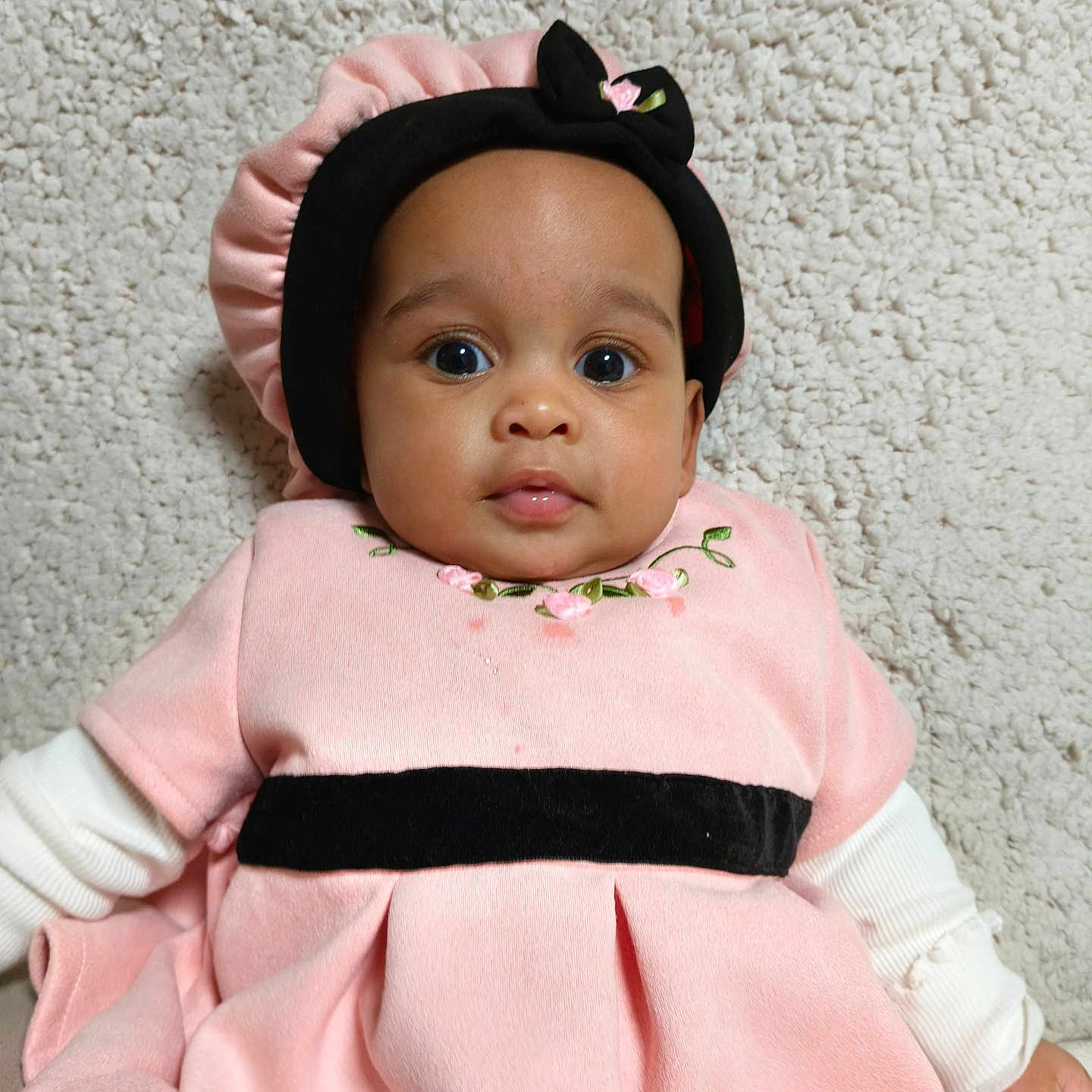 Kimia a rejoint le concours — aidez-le/la à gagner de superbes lots ! baby, black, bonnet, child, clothing, cute, dress, expression, eyes, face, hand, indoors, infant, laying, person, pink, portrait, soft, texture, young