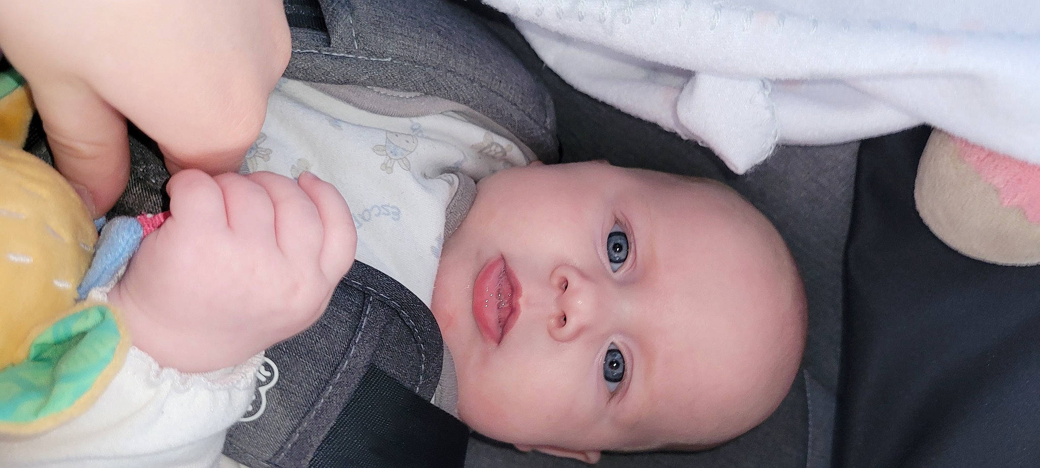 Mya a rejoint le concours — aidez-le/la à gagner de superbes lots ! baby, baby_toddler_clothing, beauty, cheek, comfort, eye, eyelash, flash_photography, gesture, head, human_body, iris, lip, mammal, mouth, nose, organ, person, skin, textile