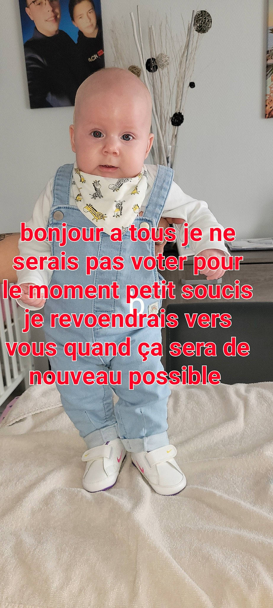 Mya a rejoint le concours — aidez-le/la à gagner de superbes lots ! baby, baby_products, baby_safety, baby_toddler_clothing, child, comfort, facial_expression, font, happy, headwear, human_body, outerwear, pattern, person, photograph, product, sleeve, smile, standing, textile