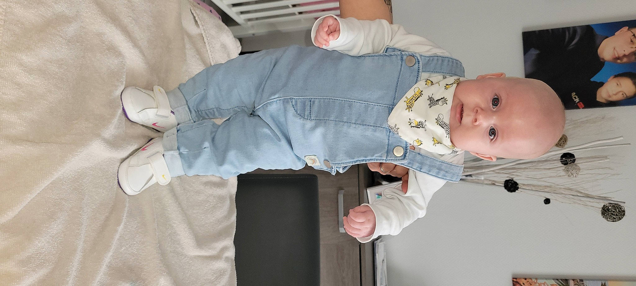 Mya a rejoint le concours — aidez-le/la à gagner de superbes lots ! arm, baby, baby_products, baby_toddler_clothing, child, comfort, curtain, event, gesture, joint, person, room, sleeve, toddler, uniform, white