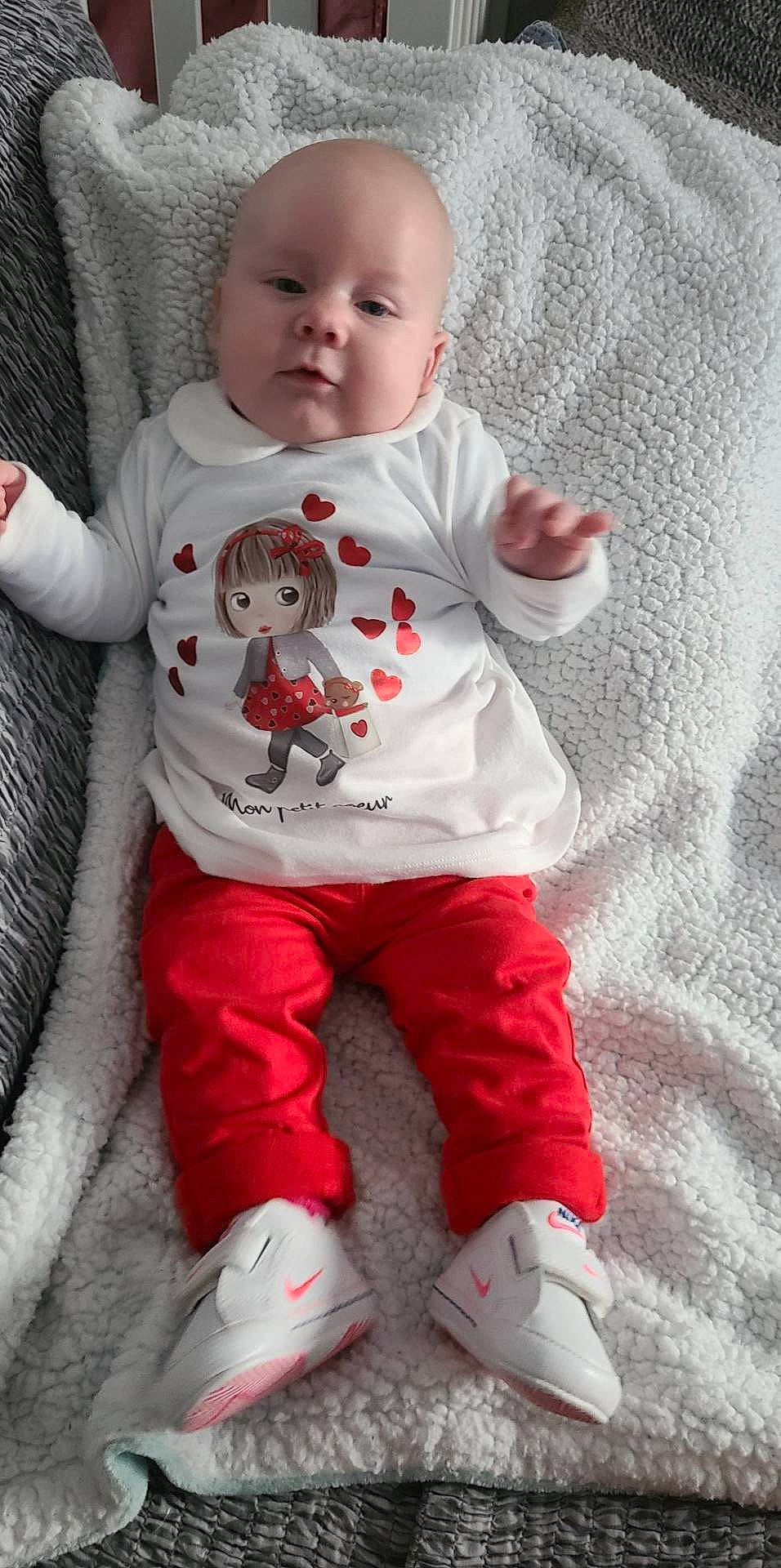 Mya participe au concours pour gagner de l'argent avec cette photo : baby, baby_toddler_clothing, cheek, eye, face, grey, hairstyle, hand, happy, head, leg, lip, nose, person, photograph, pink, skin, sleeve, t_shirt, textile