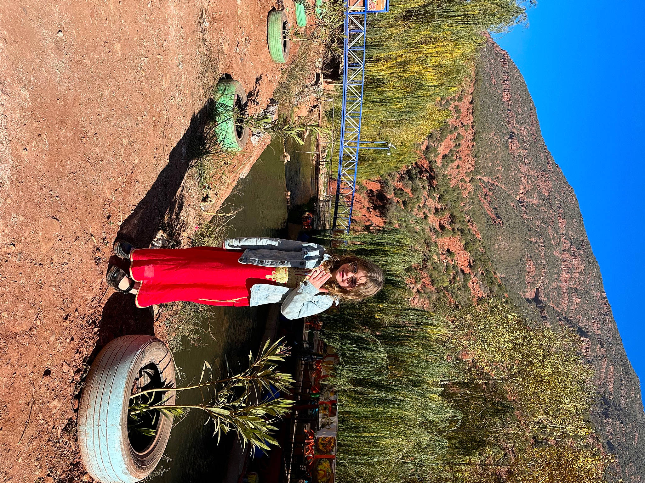 Nola a rejoint le concours — aidez-le/la à gagner de superbes lots ! automotive_tire, automotive_wheel_system, bedrock, fun, joy, landscape, leisure, motor_vehicle, person, plant, recreation, sky, slope, tire, travel, tread, tree, trunk, vehicle, wall