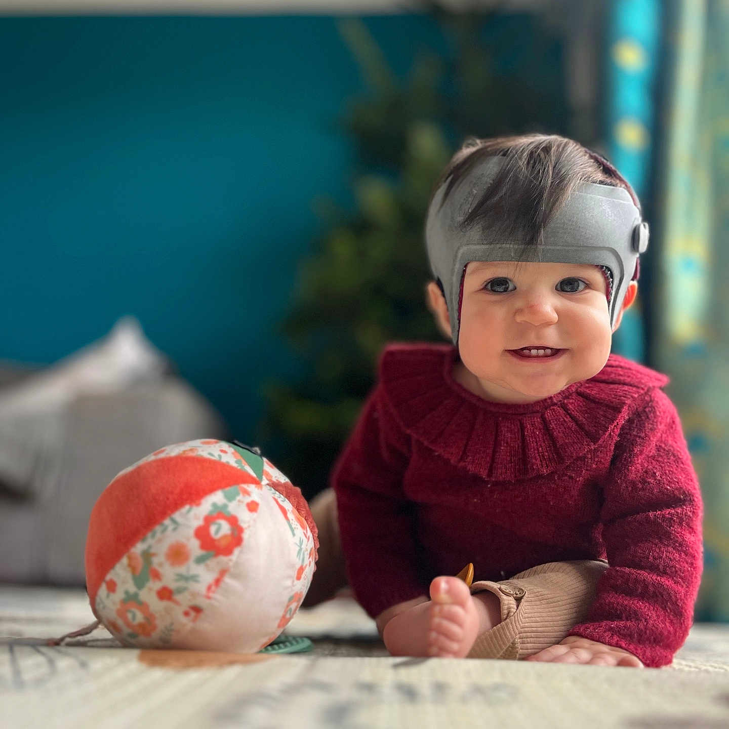 Alma a rejoint le concours — aidez-le/la à gagner de superbes lots ! accessories, baby, ball, bodypart, clothing, face, finger, football, hand, happy, head, person, photography, portrait, sitting, smile, soccer, soccerball, sphere, sport