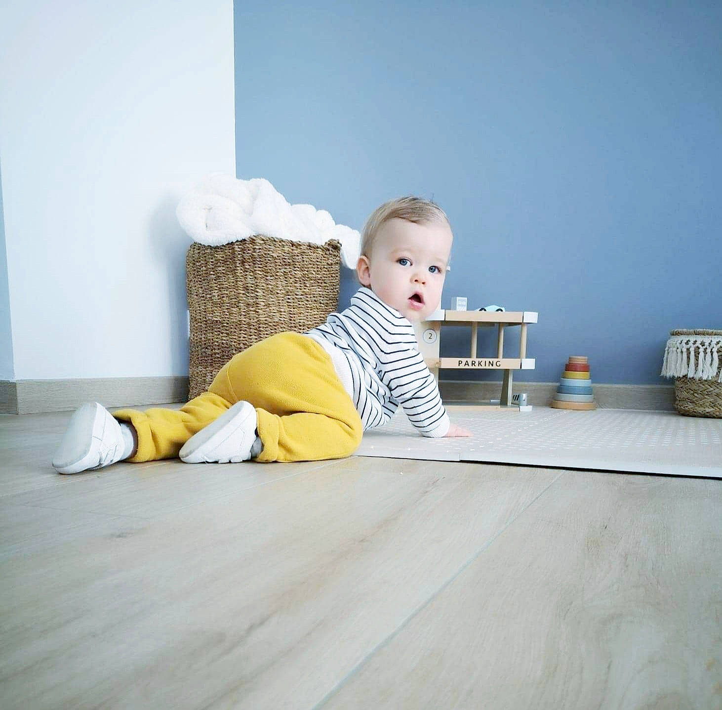 Mathis a rejoint le concours — aidez-le/la à gagner de superbes lots ! child, comfort, fashion_design, floor, flooring, grey, hardwood, human_leg, knee, laminate_flooring, leg, linens, person, room, sitting, sleeve, surprise, t_shirt, table, toddler