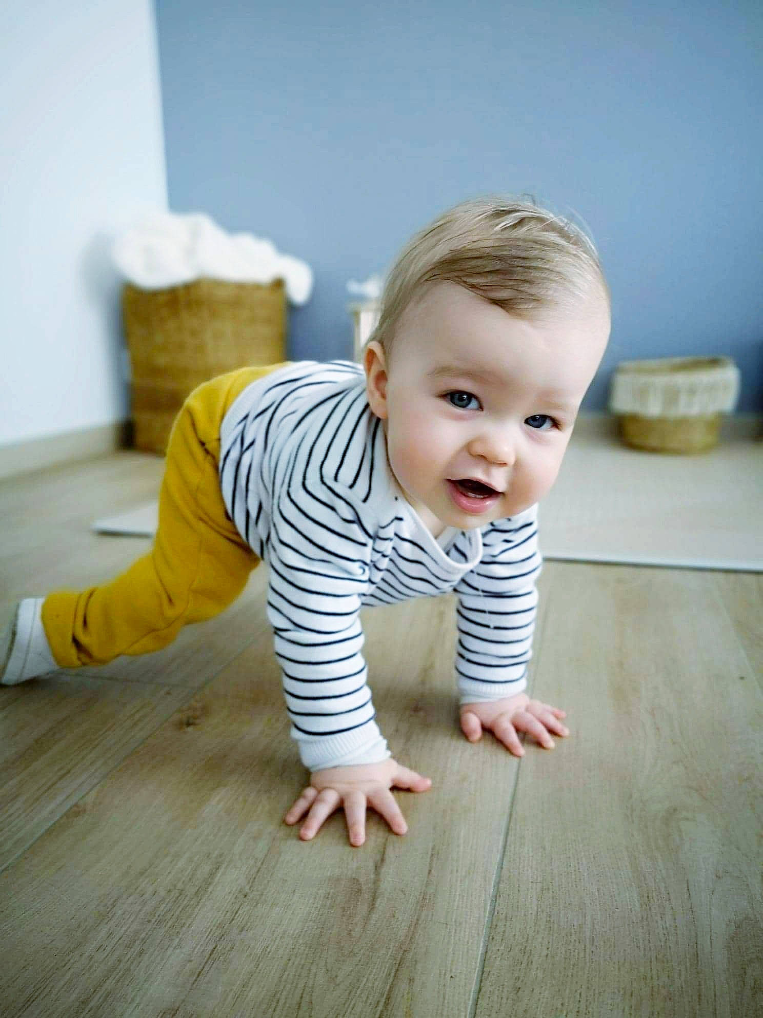 Mathis a rejoint le concours — aidez-le/la à gagner de superbes lots ! baby, baby_toddler_clothing, cheek, crawling, dress, eye, face, flash_photography, floor, flooring, hair, happy, hardwood, joint, person, skin, sleeve, smile, t_shirt, toddler