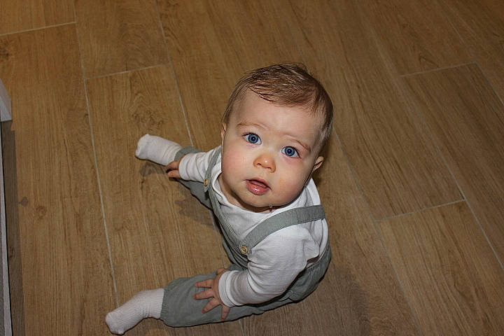 Mathis participe au concours pour gagner de l'argent avec cette photo : baby, baby_toddler_clothing, chair, cheek, eye, flooring, happy, hardwood, iris, laminate_flooring, nose, person, plank, sitting, sleeve, toddler, tree, varnish, wood, wood_flooring