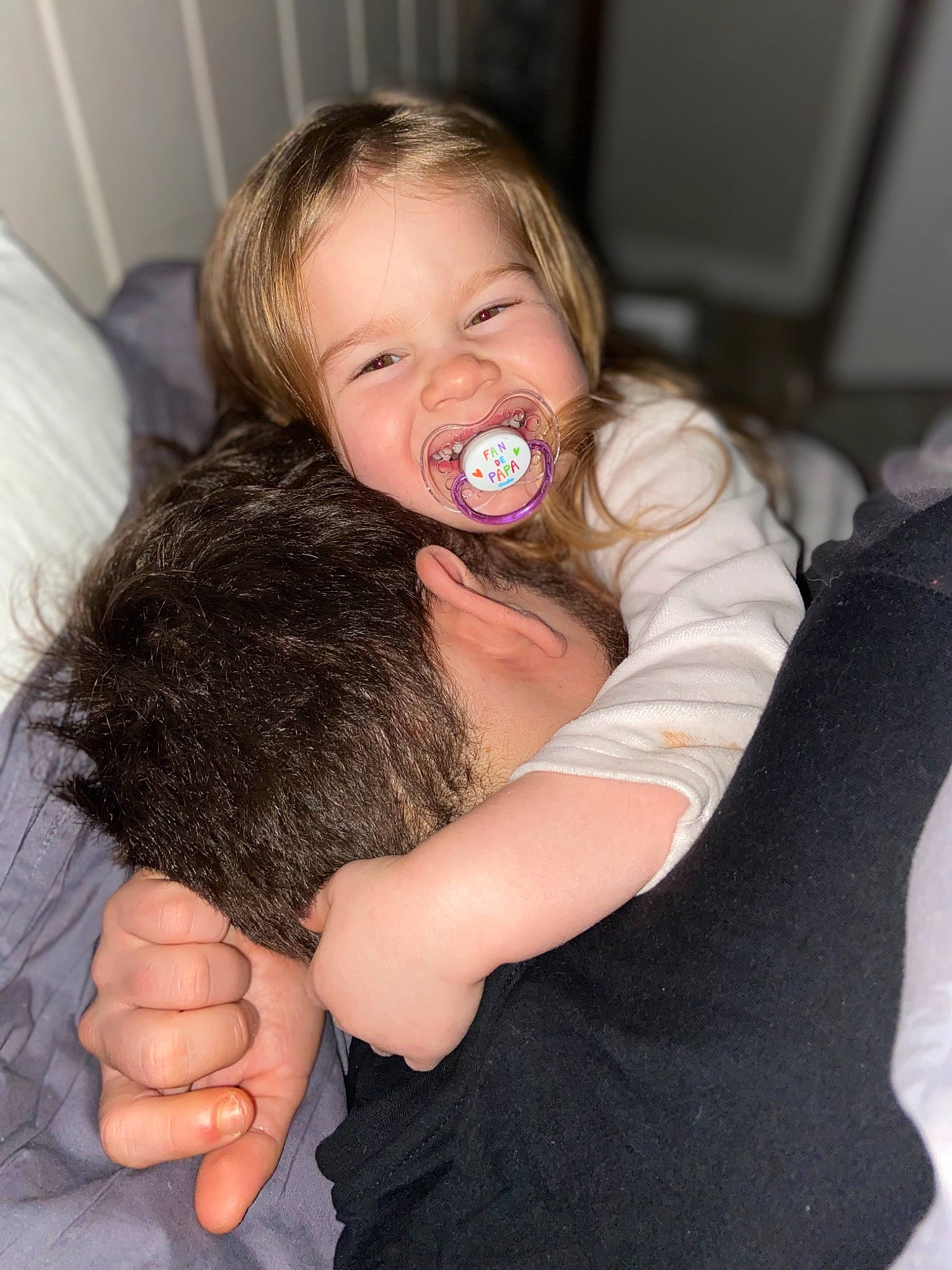 Mélina a rejoint le concours — aidez-le/la à gagner de superbes lots ! baby_toddler_clothing, blond, brown_hair, comfort, finger, fur, hand, hug, human, interaction, iris, love, nail, organ, person, skin, thumb, toddler, tongue, tooth