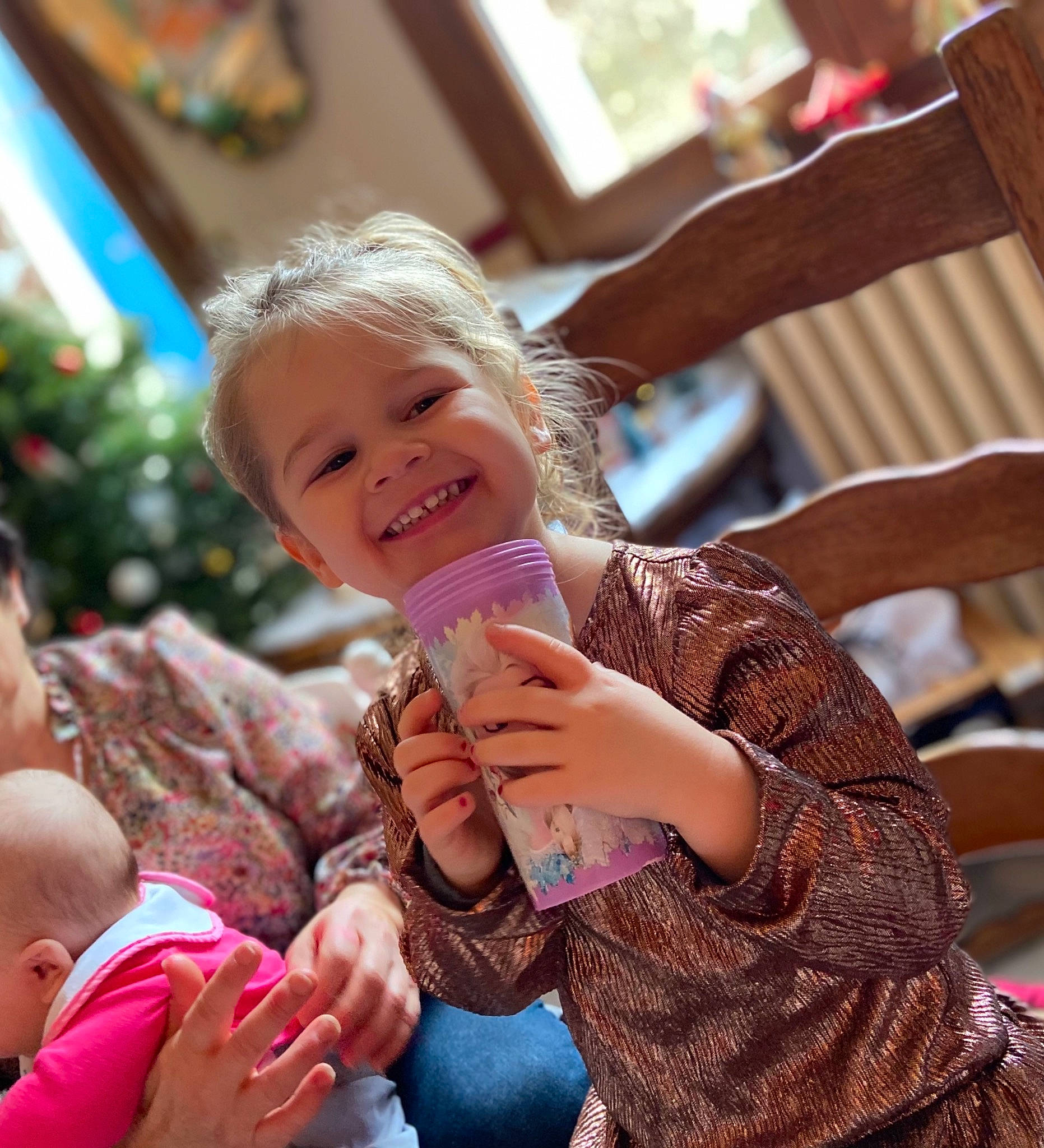 Mélina participe au concours pour gagner de l'argent avec cette photo : arm, baby, baby_laughing, baby_toddler_clothing, child, finger, gesture, hand, happy, joy, laugh, love, nail, person, playing_with_kids, thumb, toddler