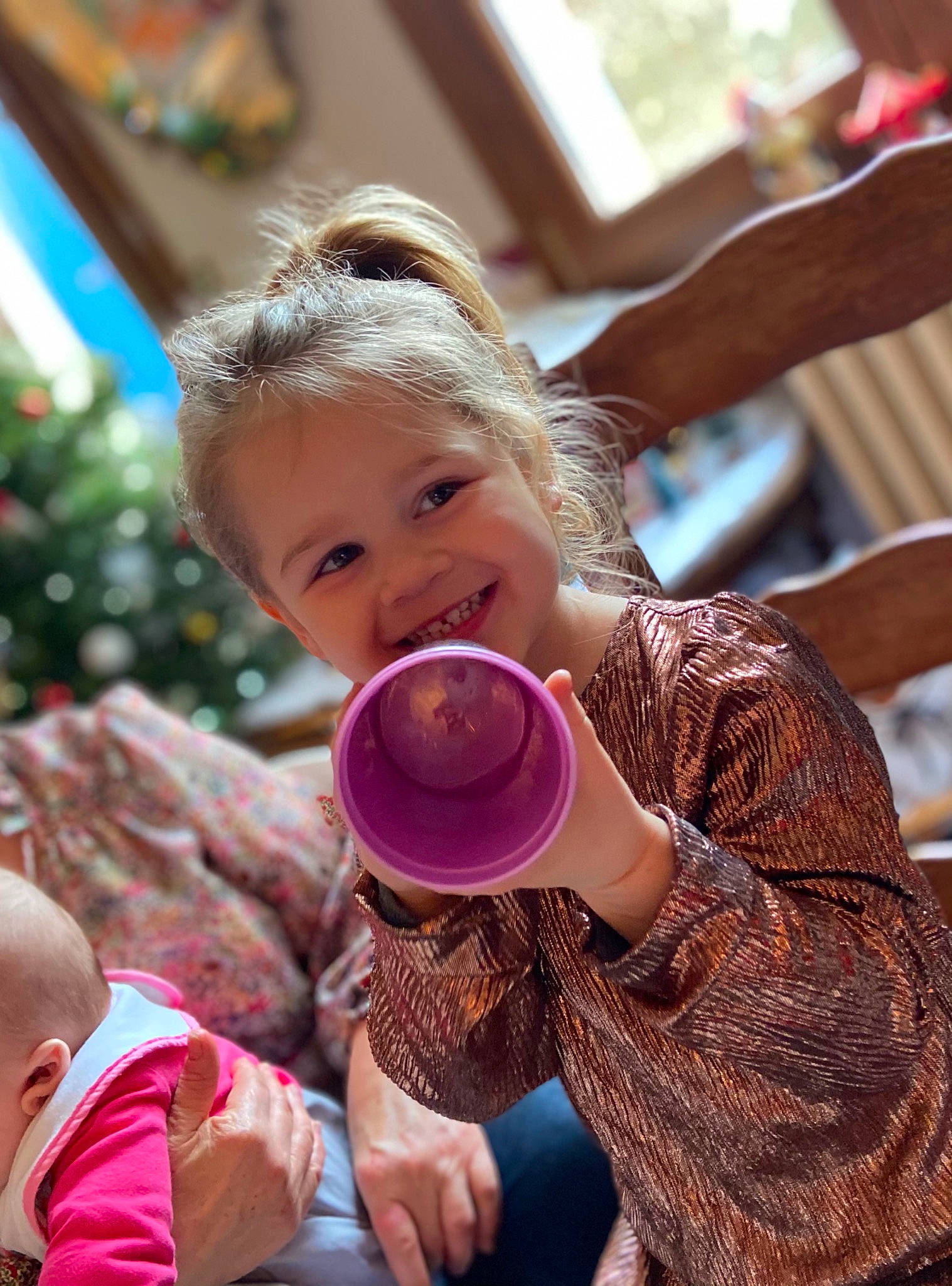 Mélina participe au concours pour gagner de l'argent avec cette photo : baby, baby_grabbing_for_something, baby_products, baby_toddler_clothing, child, hair_tie, hand, joy, person, pink, sweater, toddler