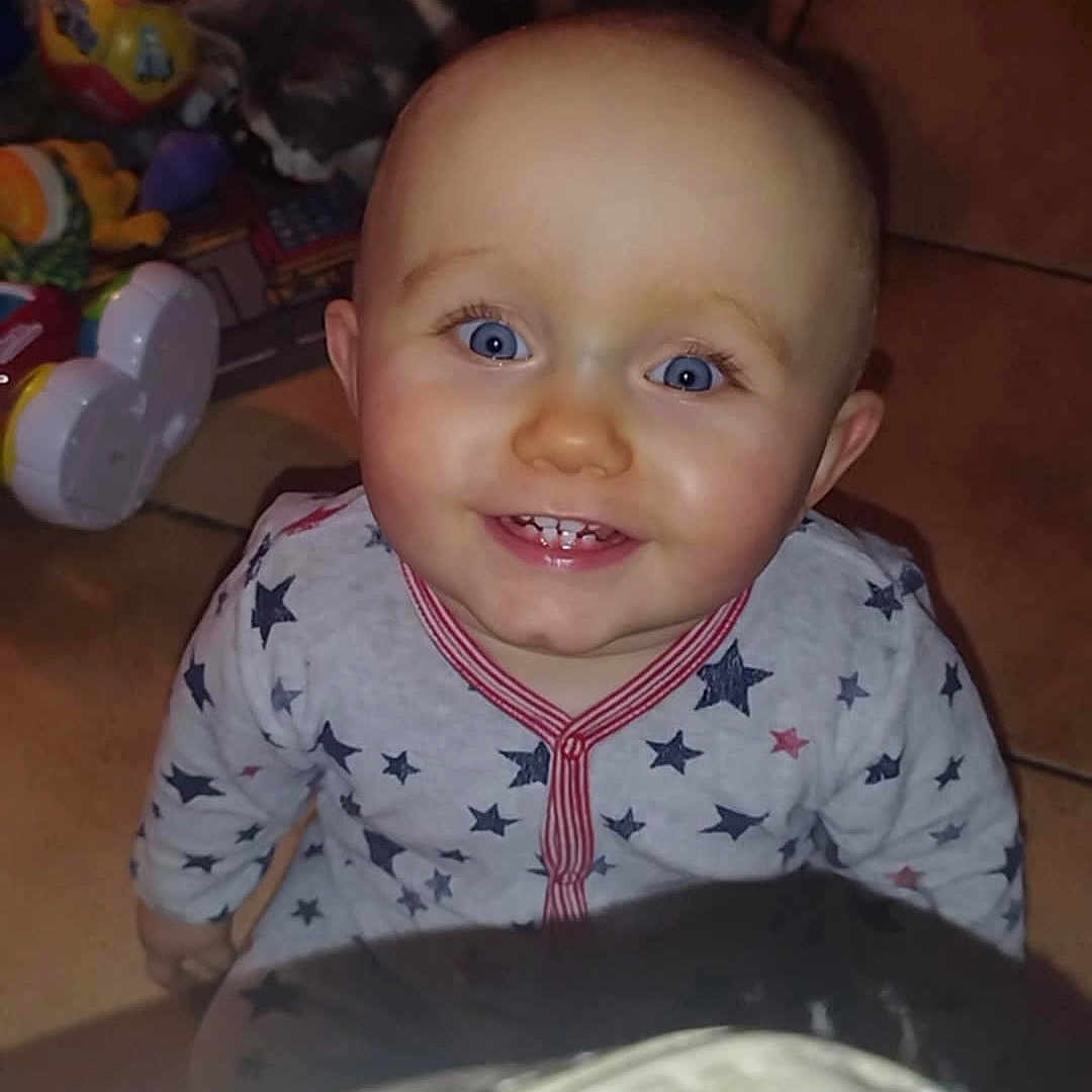 Tyler a rejoint le concours — aidez-le/la à gagner de superbes lots ! accessories, animal, baby, babylaughing, bodypart, cat, crawling, face, happy, head, homedecor, jewelry, mouth, necklace, person, pet, photography, portrait, smile, teeth