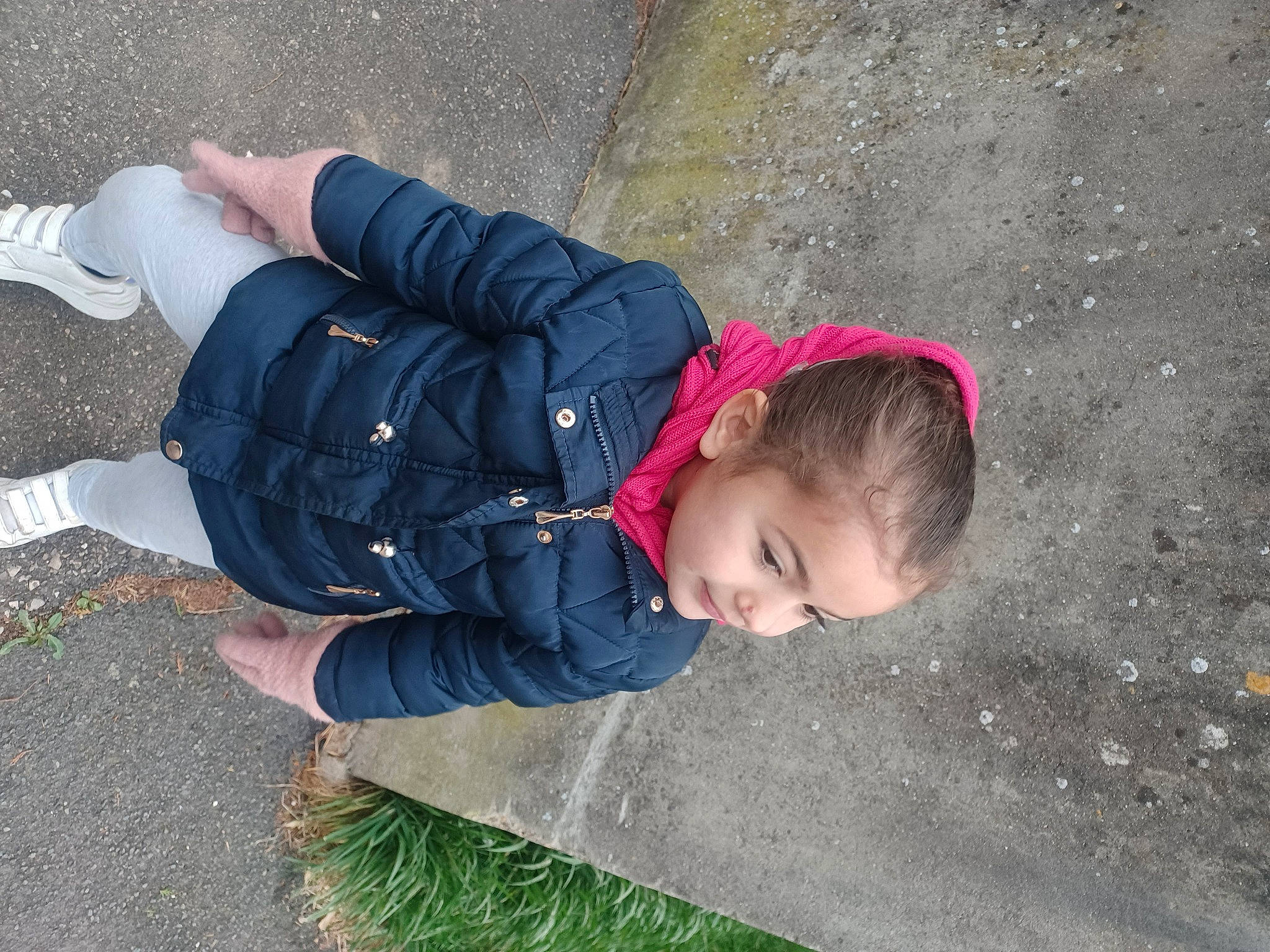 Rim participe au concours pour gagner de l'argent avec cette photo : asphalt, baby, baby_toddler_clothing, child, denim, fun, grass, leisure, pattern, people_in_nature, person, plant, play, road_surface, sitting, smile, toddler, tree