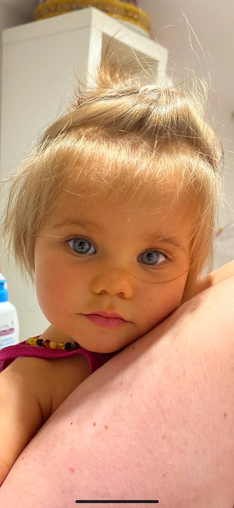 Léna a rejoint le concours — aidez-le/la à gagner de superbes lots ! arm, cheek, chin, ear, eye, eyebrow, eyelash, forehead, hair, hairstyle, head, human_body, joint, lip, mouth, neck, nose, person, shoulder, skin