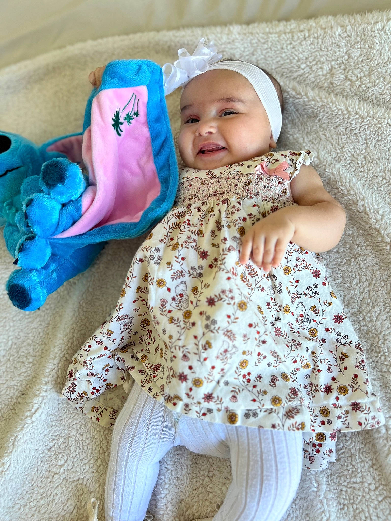 Bella a rejoint le concours — aidez-le/la à gagner de superbes lots ! baby, baby_products, baby_toddler_clothing, cap, child, comfort, dress, face, happy, headgear, headwear, linens, outerwear, pattern, person, product, sleeve, smile, stuffed_toy, t_shirt