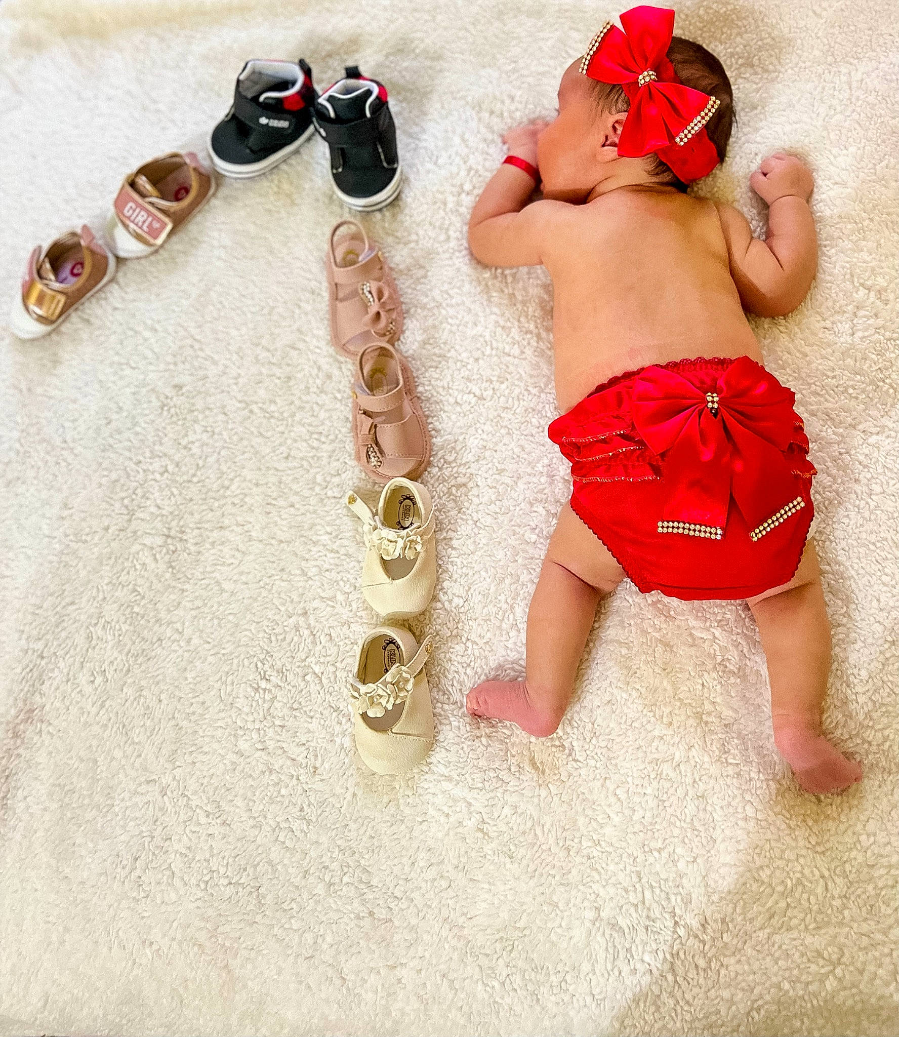 Bella a rejoint le concours — aidez-le/la à gagner de superbes lots ! abdomen, arm, baby, baby_toddler_clothing, barefoot, carmine, chest, elbow, fashion_accessory, finger, foot, hand, headwear, human_body, human_leg, leg, person, thigh, toddler, trunk