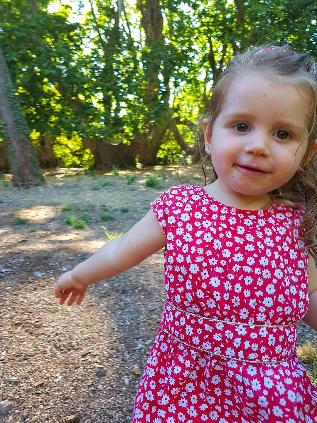 Maëlys participe au concours pour gagner de l'argent avec cette photo : baby_toddler_clothing, child, day_dress, dress, face, fun, grass, happy, leaf, magenta, one_piece_garment, pattern, people_in_nature, person, plant, sleeve, smile, summer, t_shirt, toddler