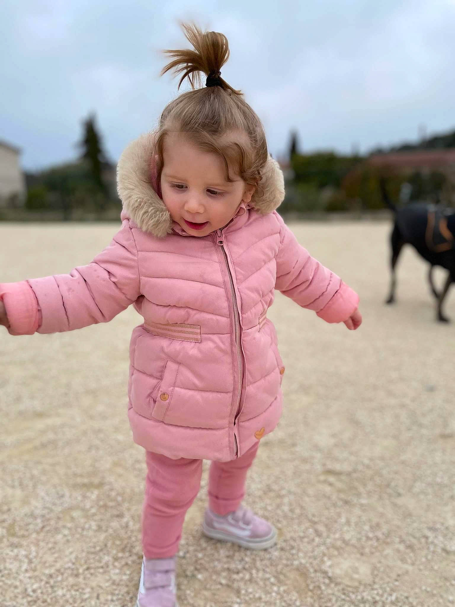 Maëlys a rejoint le concours — aidez-le/la à gagner de superbes lots ! baby, baby_toddler_clothing, blond, child, cloud, fun, fur, gesture, grass, happy, magenta, people_in_nature, person, pink, sky, sleeve, smile, standing, toddler, walking