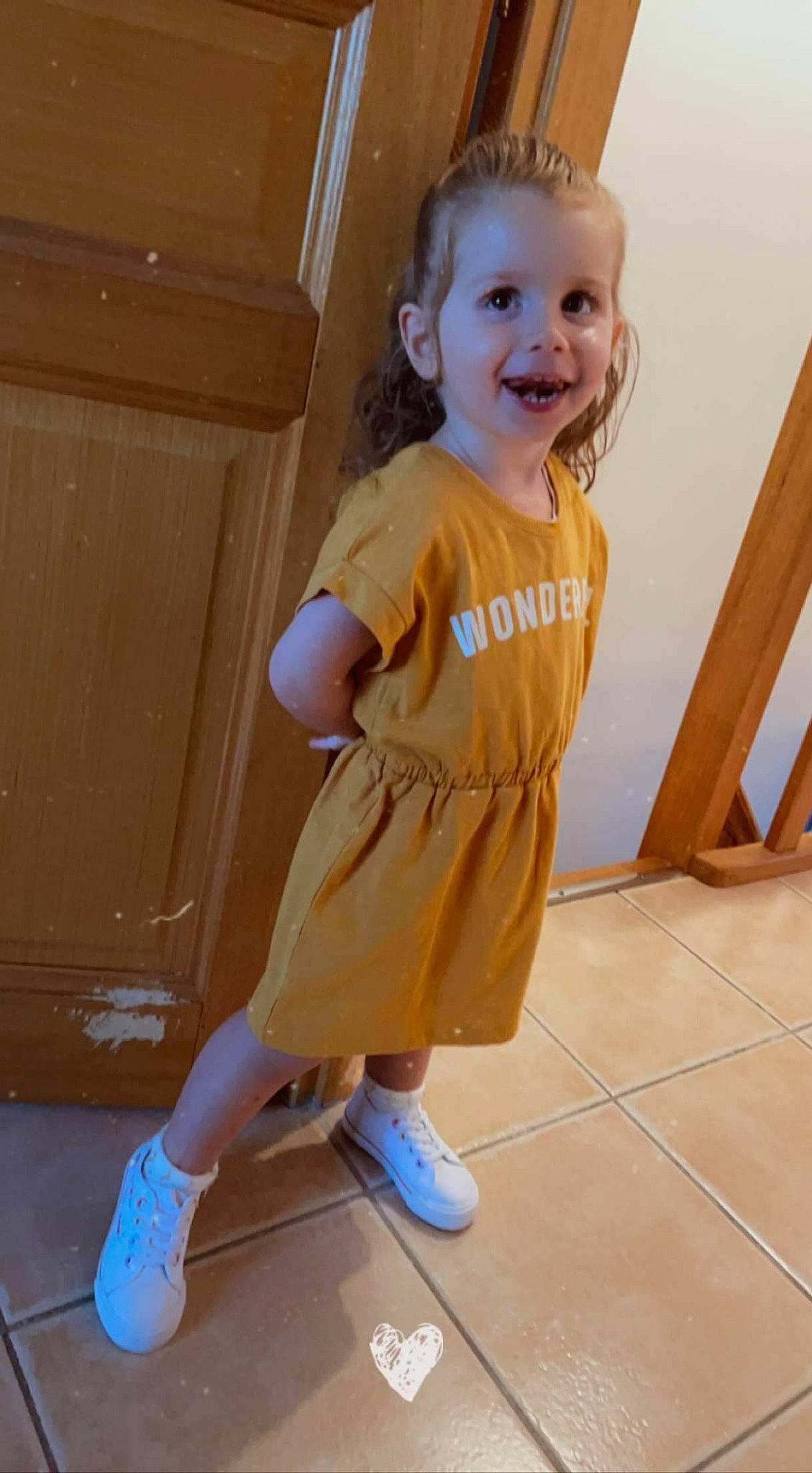 Maëlys a rejoint le concours — aidez-le/la à gagner de superbes lots ! arm, baby_toddler_clothing, blond, eye, floor, flooring, footwear, fun, happy, hardwood, human_leg, joint, joy, knee, person, sleeve, smile, sneakers, standing, t_shirt