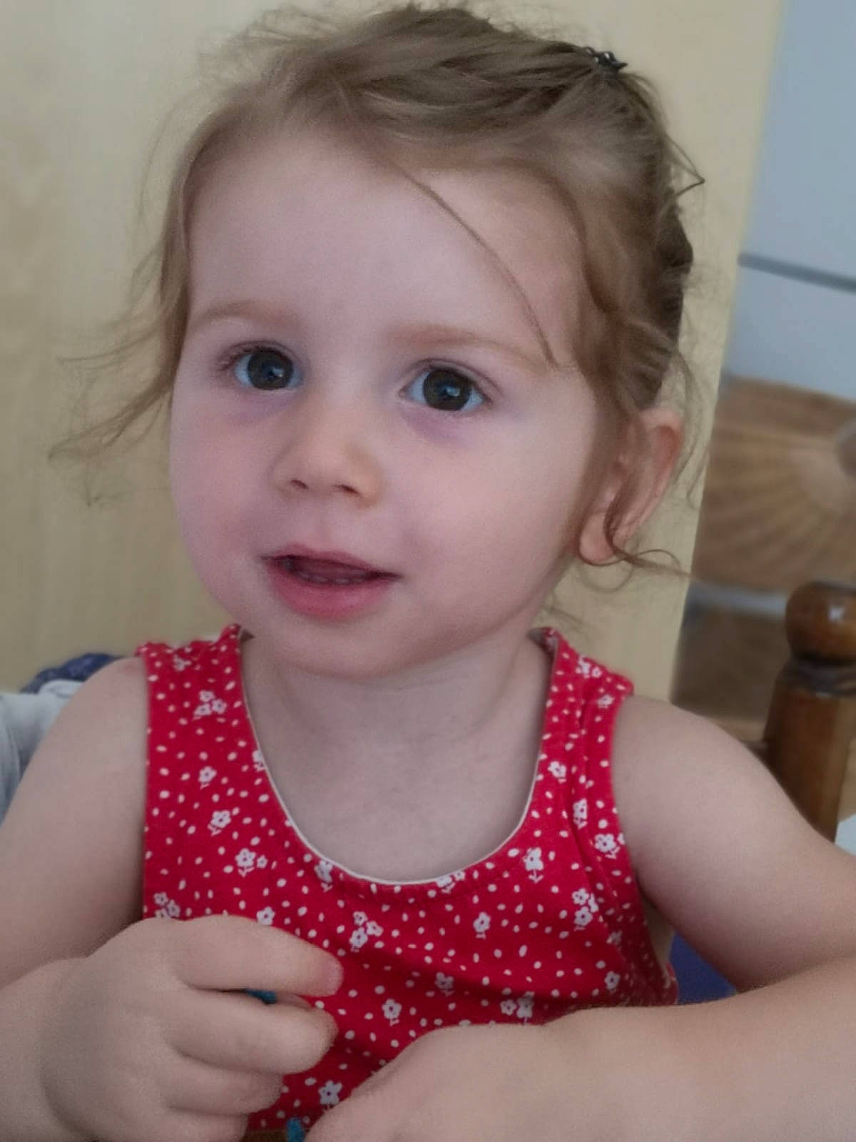 Maëlys a rejoint le concours — aidez-le/la à gagner de superbes lots ! arm, baby_toddler_clothing, cheek, chin, ear, eye, eyelash, face, facial_expression, gesture, happy, iris, lip, mouth, neck, nose, organ, person, skin, sleeve