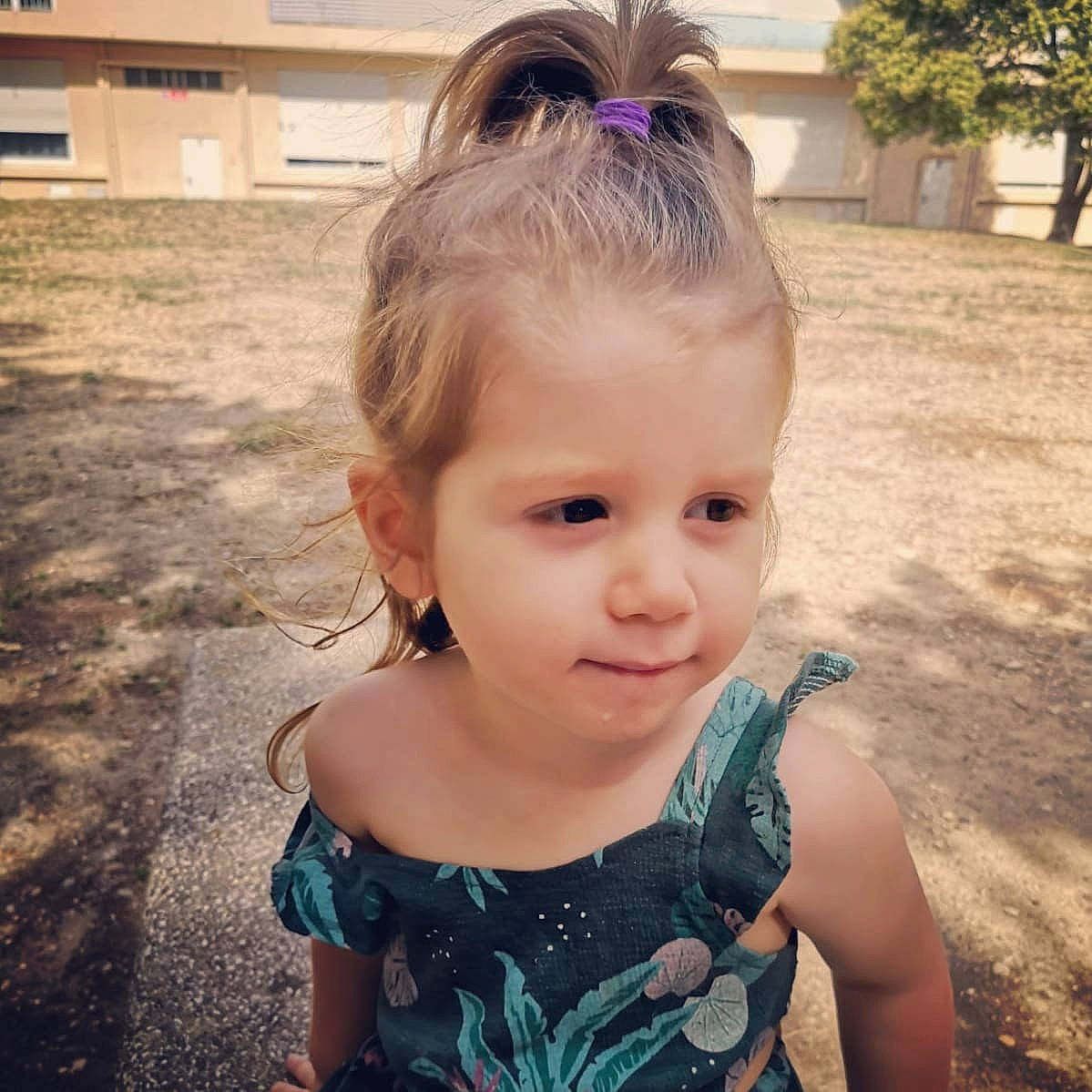 Maëlys a rejoint le concours — aidez-le/la à gagner de superbes lots ! baby_toddler_clothing, bun, child, cool, ear, eyewear, fun, grass, hair, happy, iris, morning, neck, person, shoulder, smile, snapshot, summer, sunlight, t_shirt