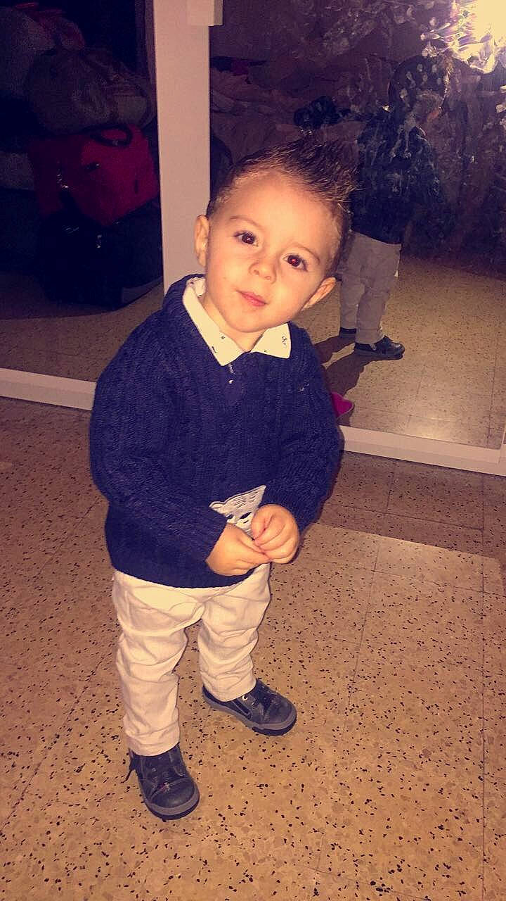 Aïden participe au concours pour gagner de l'argent avec cette photo : baby, baby_toddler_clothing, cheek, child, floor, flooring, formal_wear, fun, fur, happy, iris, person, room, sitting, sleeve, smile, t_shirt, tints_and_shades, toddler, vintage_clothing