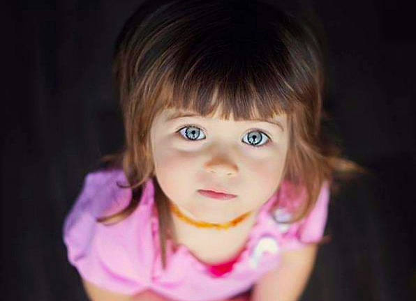 Lehna a rejoint le concours — aidez-le/la à gagner de superbes lots ! bangs, cheek, chin, ear, eyebrow, eyelash, finger, flash_photography, fun, hand, happy, iris, jaw, lip, mouth, neck, nose, person, skin, tableware