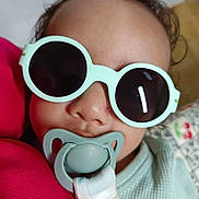 ítalo a rejoint le concours — aidez-le/la à gagner de superbes lots ! accessory, baby, baby_clothes, child, closeup, clothing, comfort, cute, face, fashion, head, indoor, infant, pacifier, portrait, relaxation, skin, soft_toy, sunglasses, young