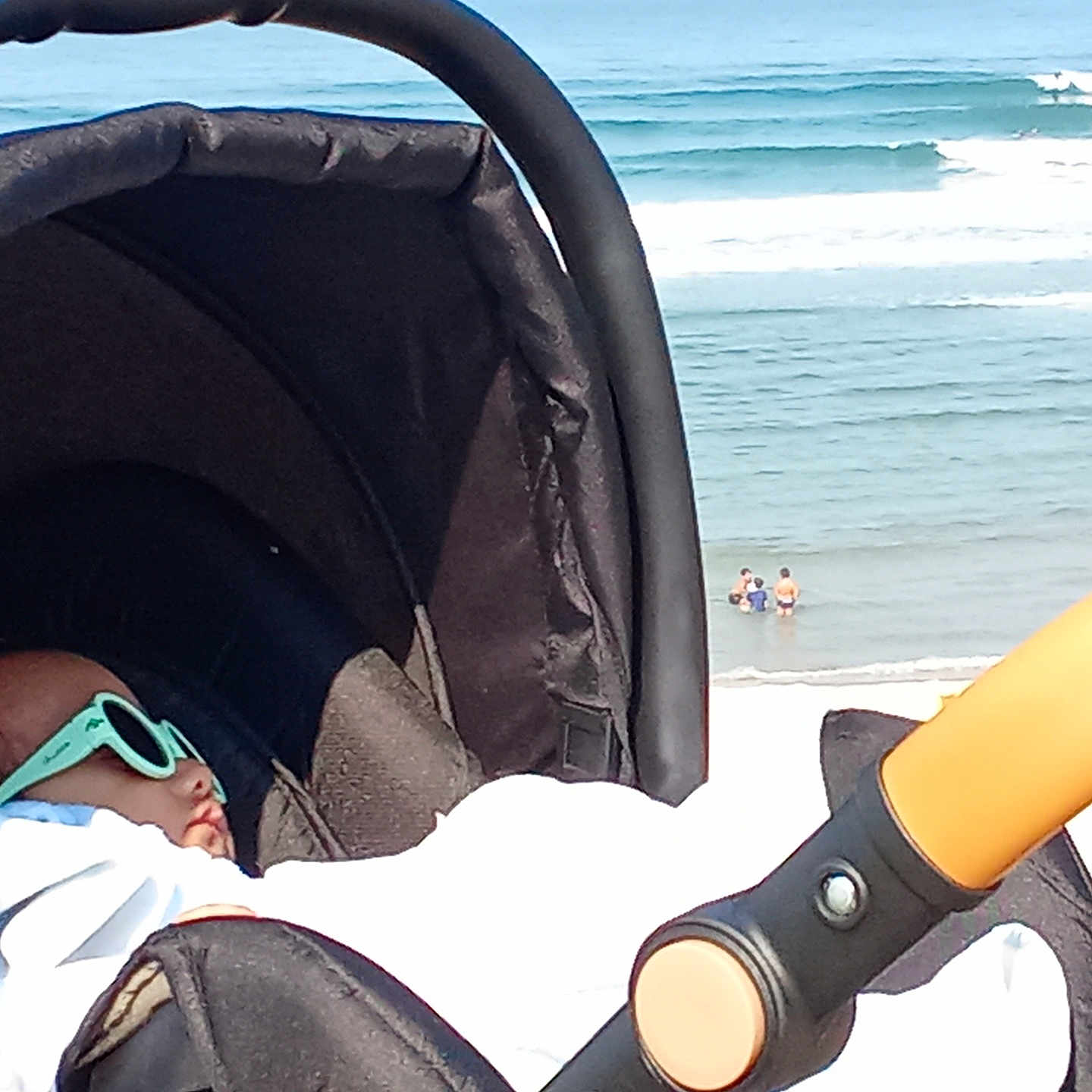 ítalo a rejoint le concours — aidez-le/la à gagner de superbes lots ! accessory, baby, beach, child, infant, ocean, outdoor, people, relaxation, rest, seaside, shade, stroller, summer, sunglasses, sunlight, travel, vacation, water, waves
