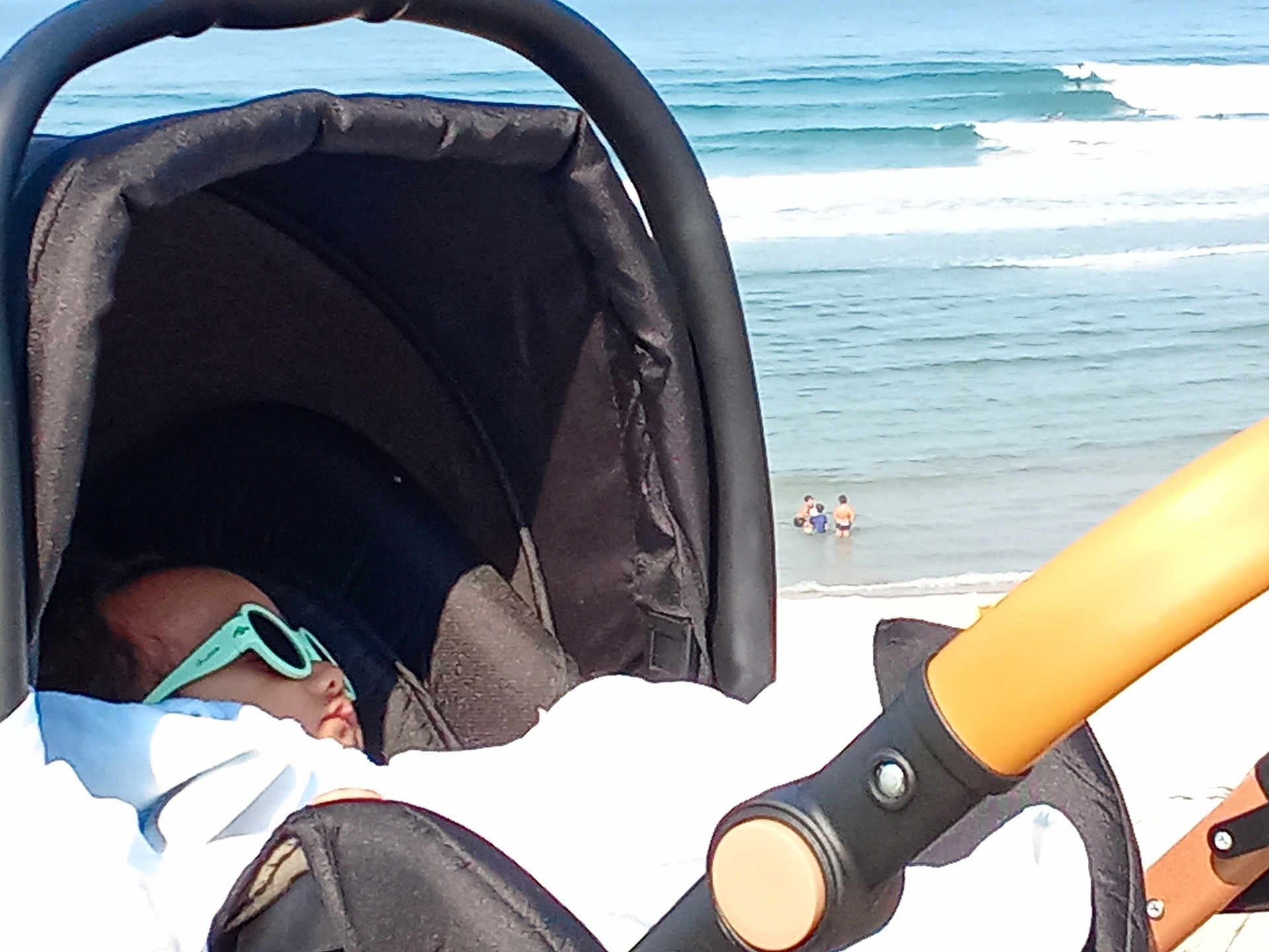 ítalo a rejoint le concours — aidez-le/la à gagner de superbes lots ! accessory, baby, beach, child, infant, ocean, outdoor, people, relaxation, rest, seaside, shade, stroller, summer, sunglasses, sunlight, travel, vacation, water, waves