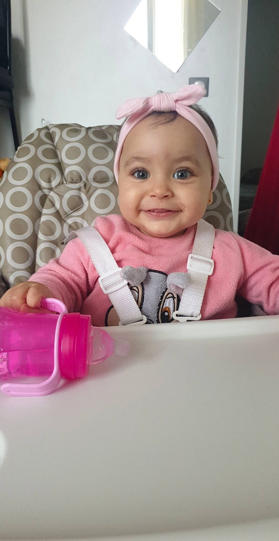 Leyna participe au concours pour gagner de l'argent avec cette photo : baby, cheek, child, daughter, hair_accessory, joy, nose, person, pink, play, skin, smile, toddler