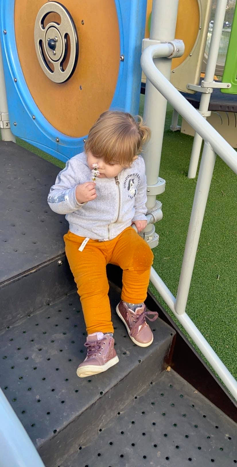 Hanaé participe au concours pour gagner de l'argent avec cette photo : baby, child, human_settlement, leisure, outdoor_play_equipment, person, play, playground, playground_slide, public_space, recreation, toddler