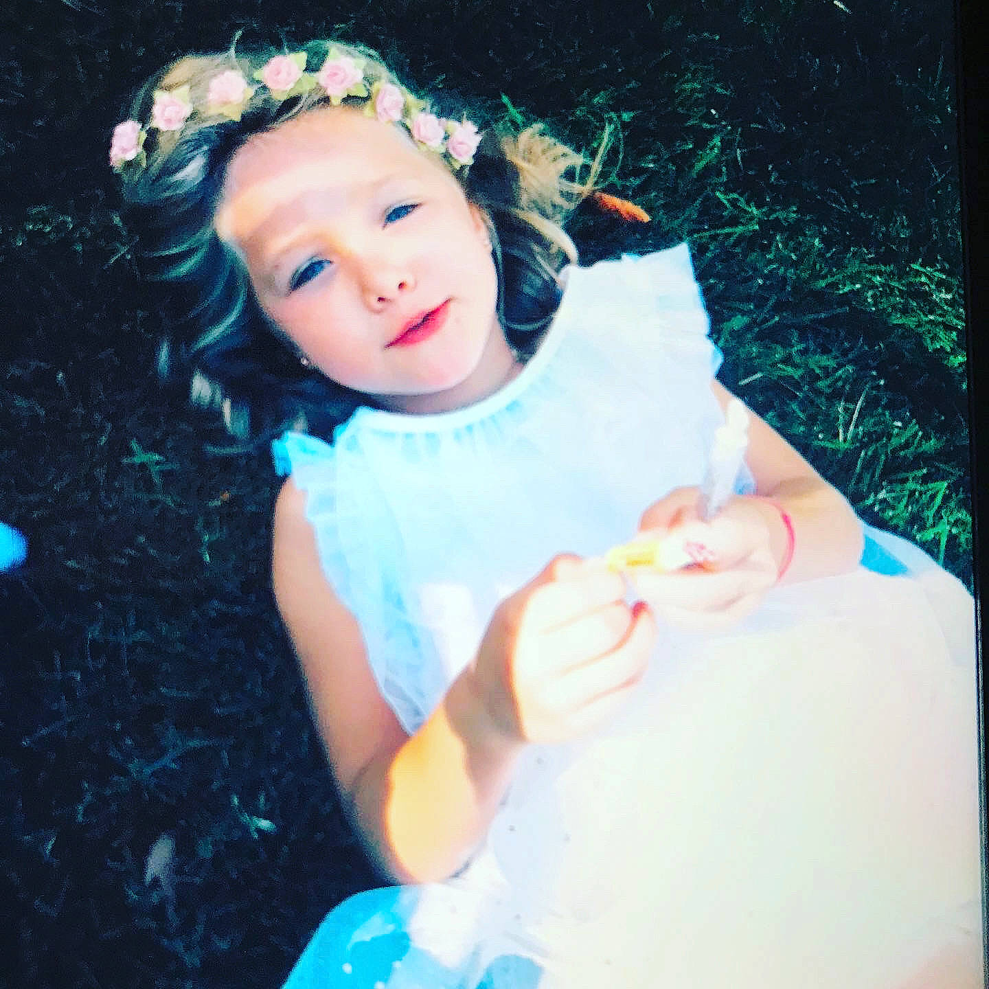 Victoire a rejoint le concours — aidez-le/la à gagner de superbes lots ! bridal_accessory, brown_hair, child, dress, electric_blue, embellishment, fashion_accessory, flash_photography, fun, grass, hair_accessory, happy, headband, headpiece, headwear, jewellery, lip, person, petal, pink