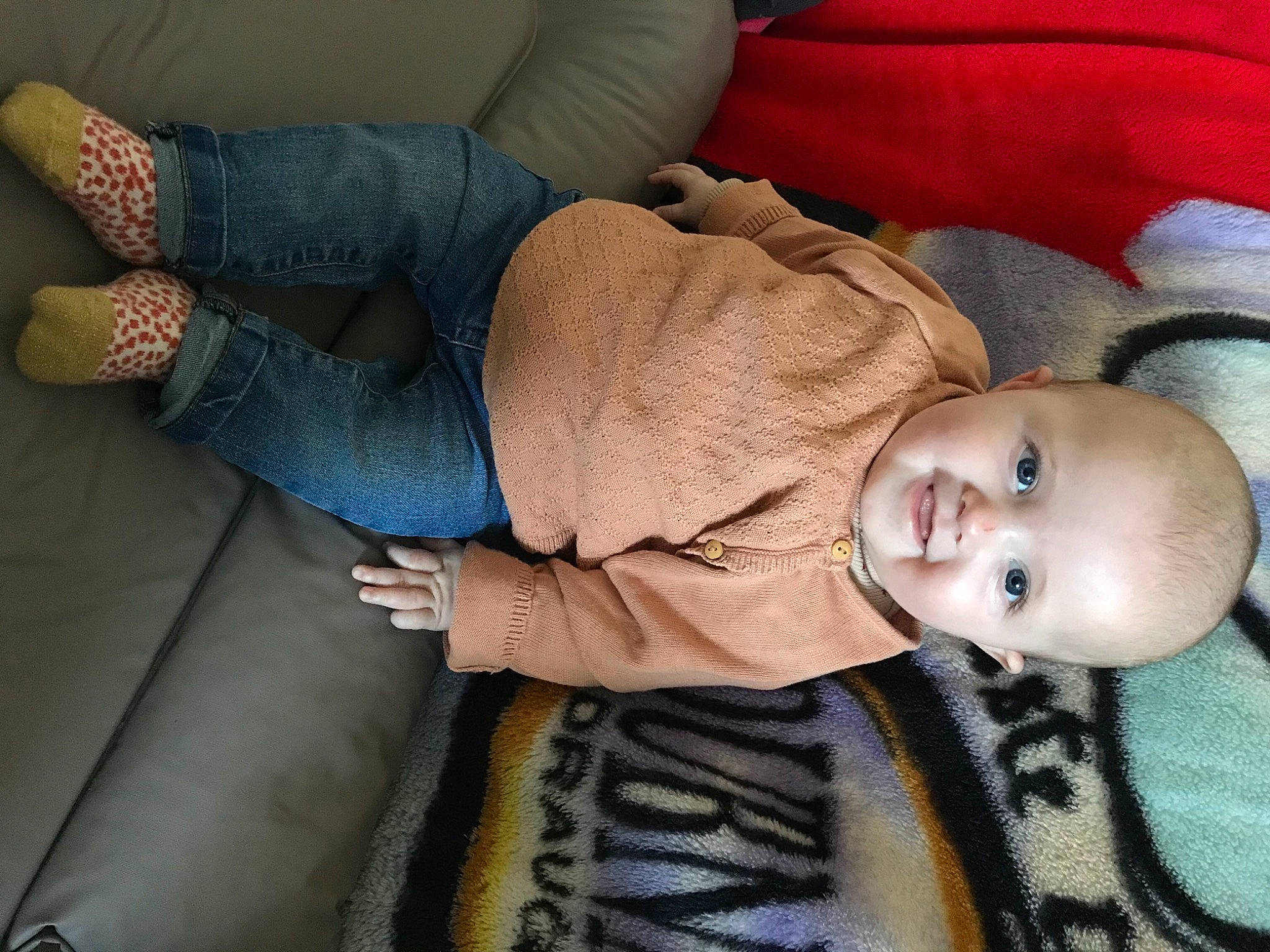 Jade participe au concours pour gagner de l'argent avec cette photo : baby, baby_toddler_clothing, beauty, cheek, child, comfort, cool, finger, flooring, head, human_body, mouth, nose, person, product, skin, sleeve, smile, toddler, vertebrate