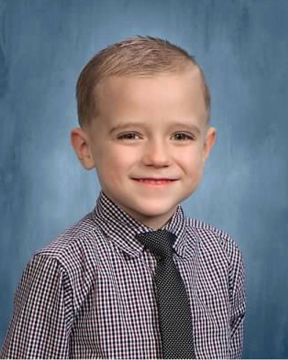 Marcelo is registered to the contest to win money with this photo: blond, chin, collar, dress_shirt, electric_blue, eye, eyebrow, flash_photography, forehead, formal_wear, gesture, hair, hairstyle, happy, jaw, joy, lip, person, sleeve, smile