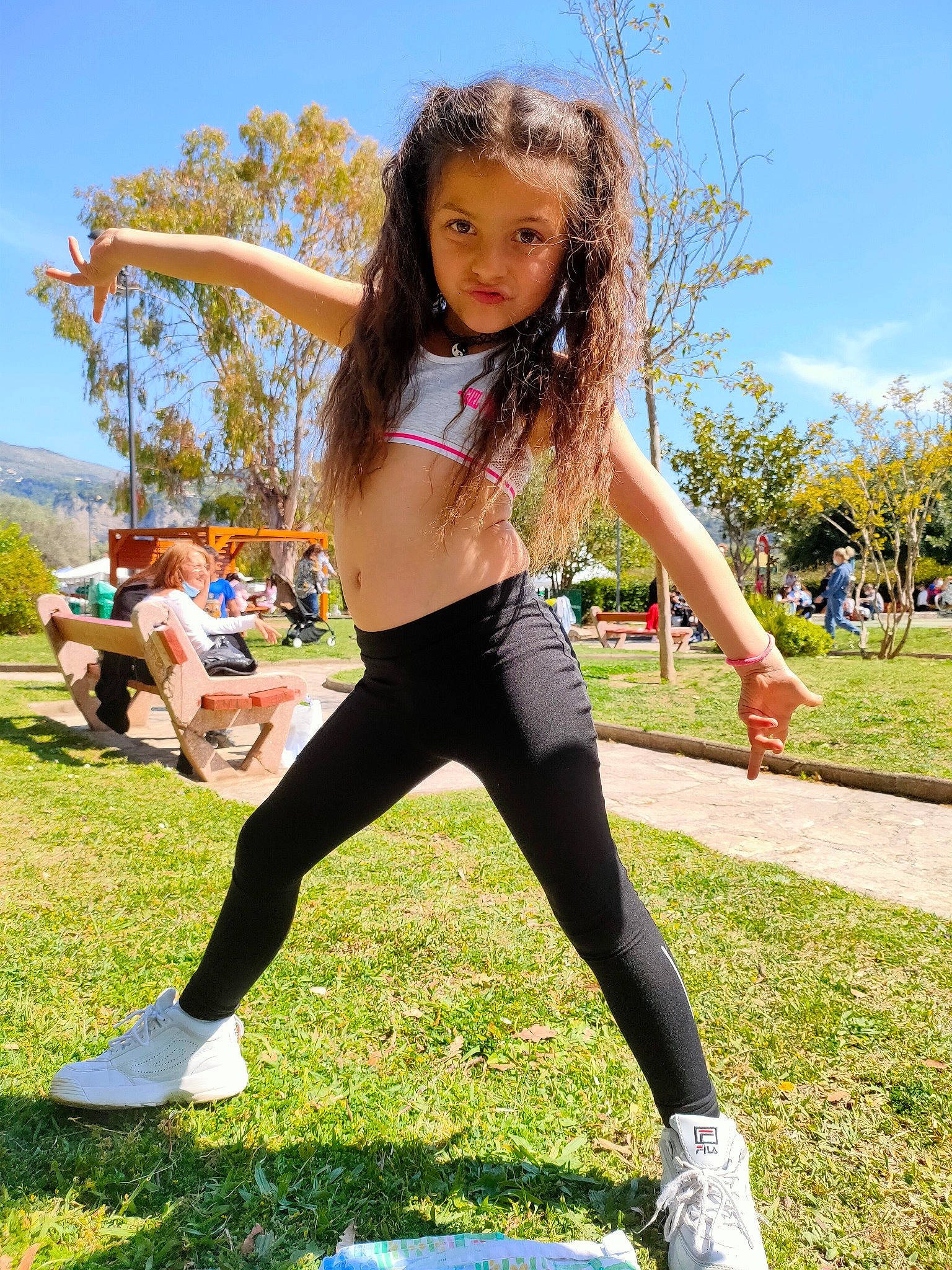 Laura a rejoint le concours — aidez-le/la à gagner de superbes lots ! active_pants, flash_photography, fun, grass, hair, happy, knee, leisure, people_in_nature, person, plant, recreation, shoe, sky, sneakers, sportswear, street_fashion, thigh, tree, waist