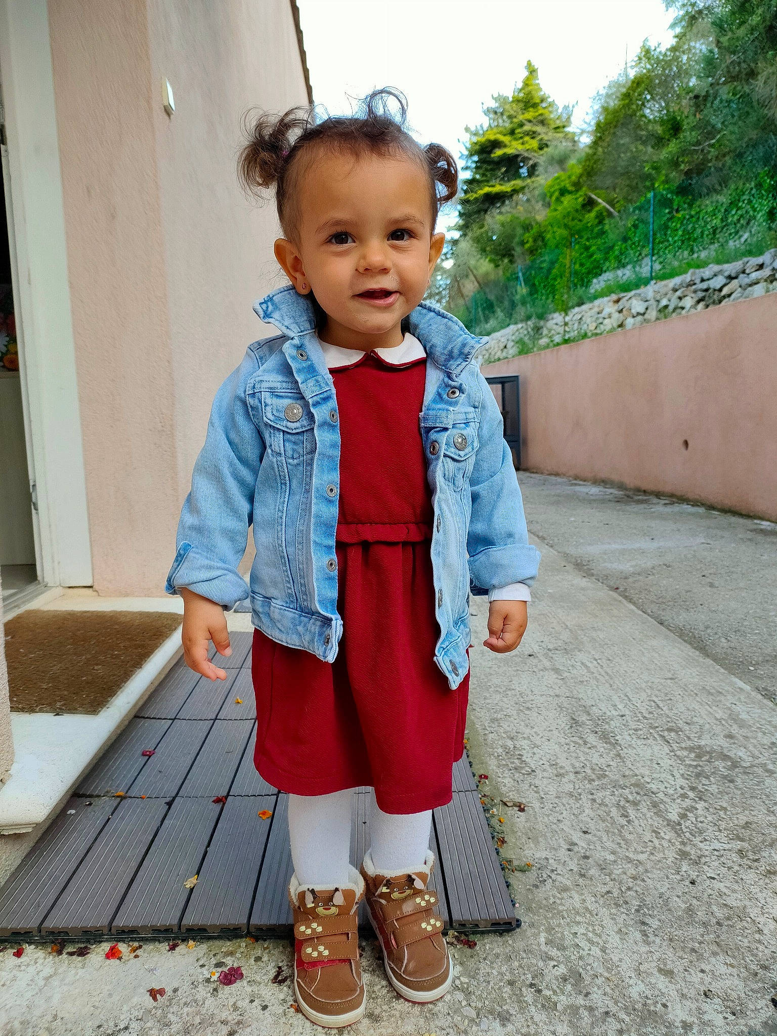 Emma participe au concours pour gagner de l'argent avec cette photo : baby_toddler_clothing, denim, electric_blue, eye, face, footwear, hair, happy, head, human_body, leg, leisure, pattern, person, shoe, sleeve, standing, street_fashion, toddler, tree