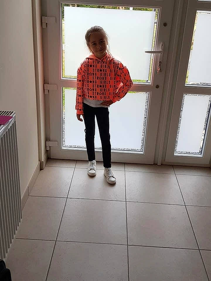 Zoe participe au concours pour gagner de l'argent avec cette photo : child, cleanliness, composite_material, fashion_design, fixture, floor, flooring, hardwood, human_leg, joy, knee, pattern, person, rectangle, sleeve, street_fashion, symmetry, tints_and_shades, toddler, waist