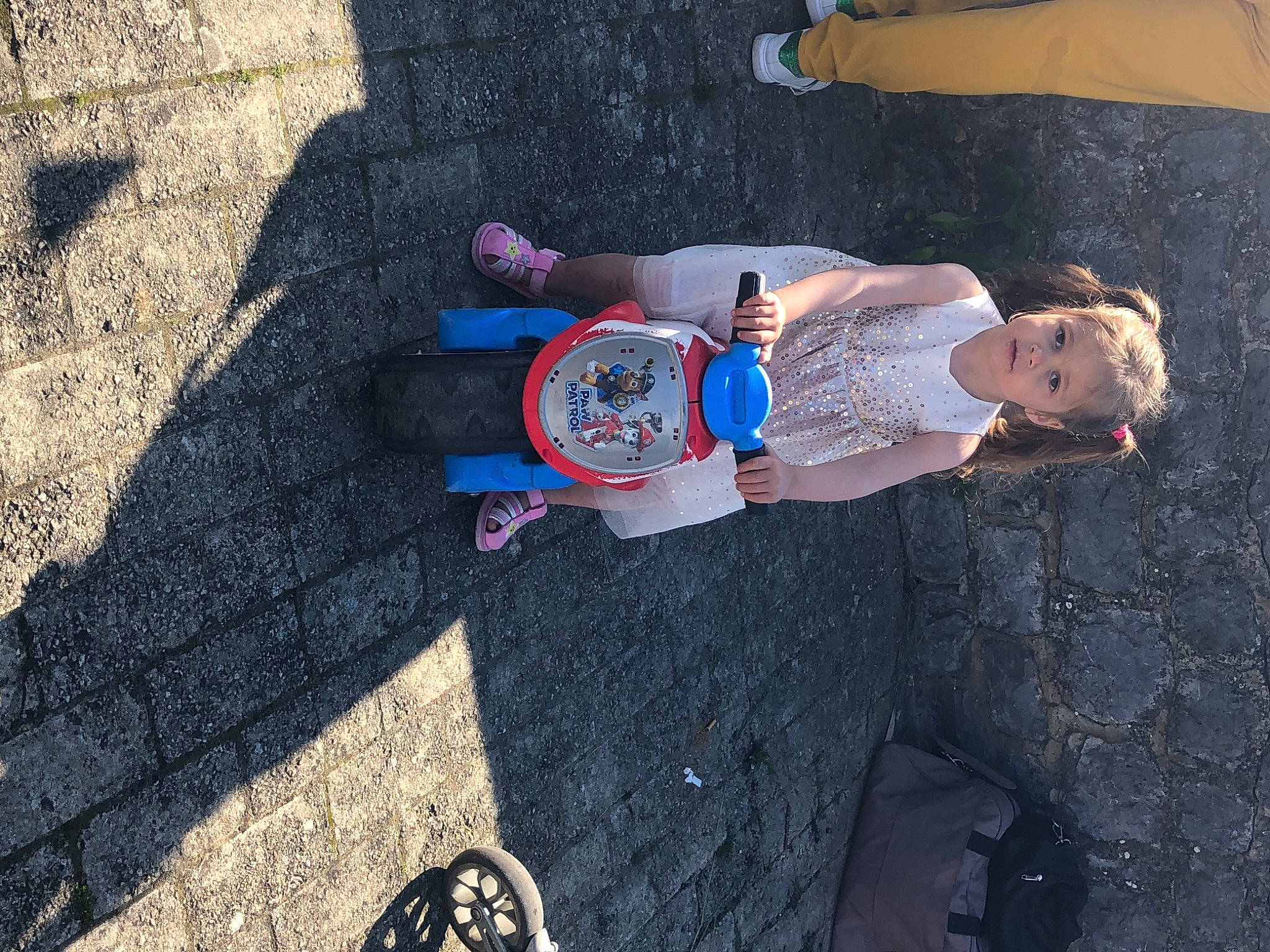 Celia participe au concours pour gagner de l'argent avec cette photo : asphalt, black, concrete, electric_blue, fun, hand, human_leg, person, photograph, recreation, road_surface, shadow, shoe, sidewalk, snapshot, sneakers, soil, tar, thigh, walking_shoe