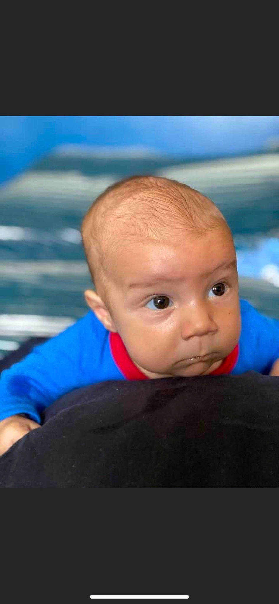 Djino participe au concours pour gagner de l'argent avec cette photo : baby, baby_products, baby_toddler_clothing, bathing, cheek, child, electric_blue, eyebrow, eyelash, fun, happy, iris, leisure, nose, person, play, portrait_photography, sitting, toddler, vacation