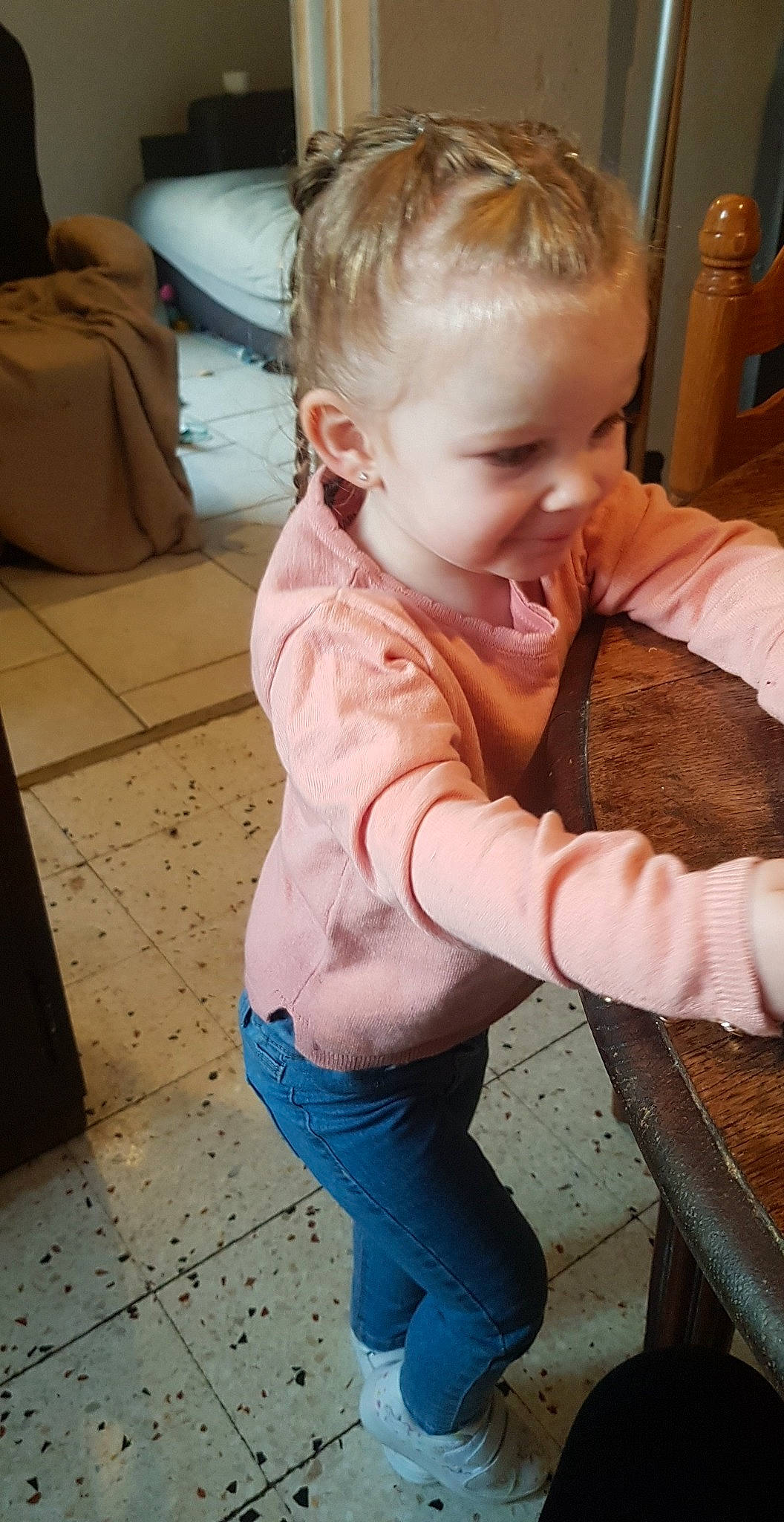 Lucie a rejoint le concours — aidez-le/la à gagner de superbes lots ! arm, cheek, ear, eye, finger, floor, flooring, hair, hairstyle, hand, head, iris, jeans, joint, leg, mouth, nose, person, skin, smile