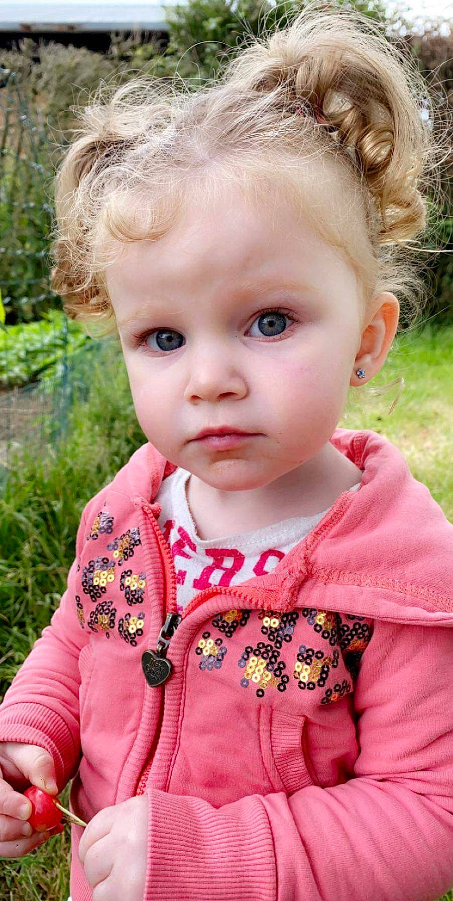 Lucie participe au concours pour gagner de l'argent avec cette photo : baby_toddler_clothing, cheek, dress, eyelash, face, facial_expression, hair, hairstyle, head, human_body, iris, lip, nose, organ, outerwear, people_in_nature, person, plant, skin, sleeve