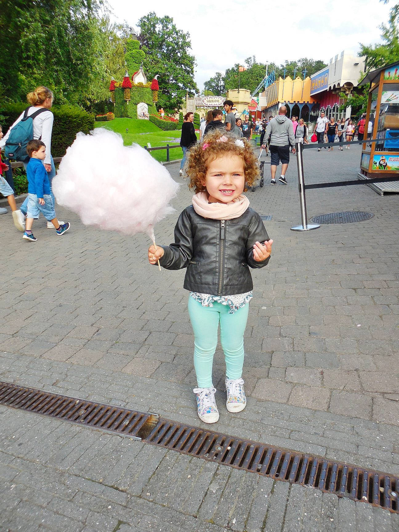 Lilia a rejoint le concours — aidez-le/la à gagner de superbes lots ! asphalt, child, cotton_candy, fun, joy, leisure, pedestrian, people, person, public_space, road, road_surface, sidewalk, smile, snapshot, street, toddler, tree, vacation, walking