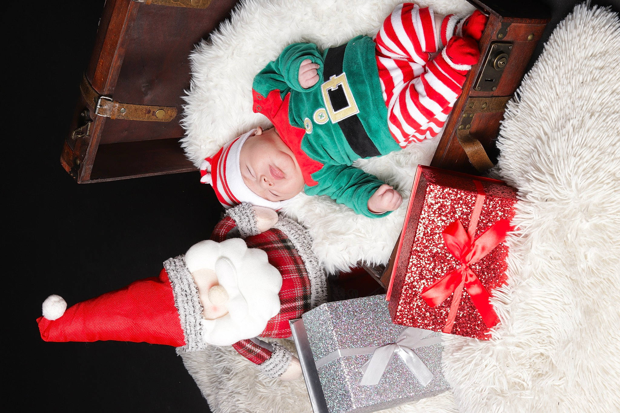 Joshua participe au concours pour gagner de l'argent avec cette photo : carmine, christmas, christmas_decoration, christmas_eve, costume, costume_accessory, costume_hat, fictional_character, fur, fur_clothing, headwear, holiday, lap, natural_material, person, red, santa_claus, stuffed_toy, toy