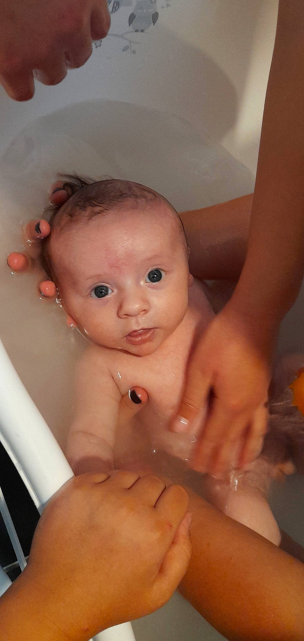 Jamie participe au concours pour gagner de l'argent avec cette photo : baby_bathing, bathroom, bathtub, cheek, eye, eyebrow, eyelash, fluid, forehead, hair, head, human_body, jaw, joint, lip, mouth, neck, nose, organ, person